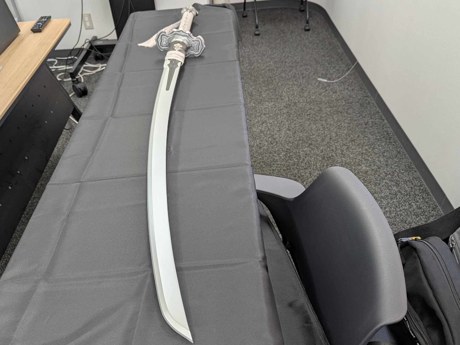 実物の「白の契約」試作機。全長139㎝の大型サイズは会議室の机を占有するほどのサイズ感だ