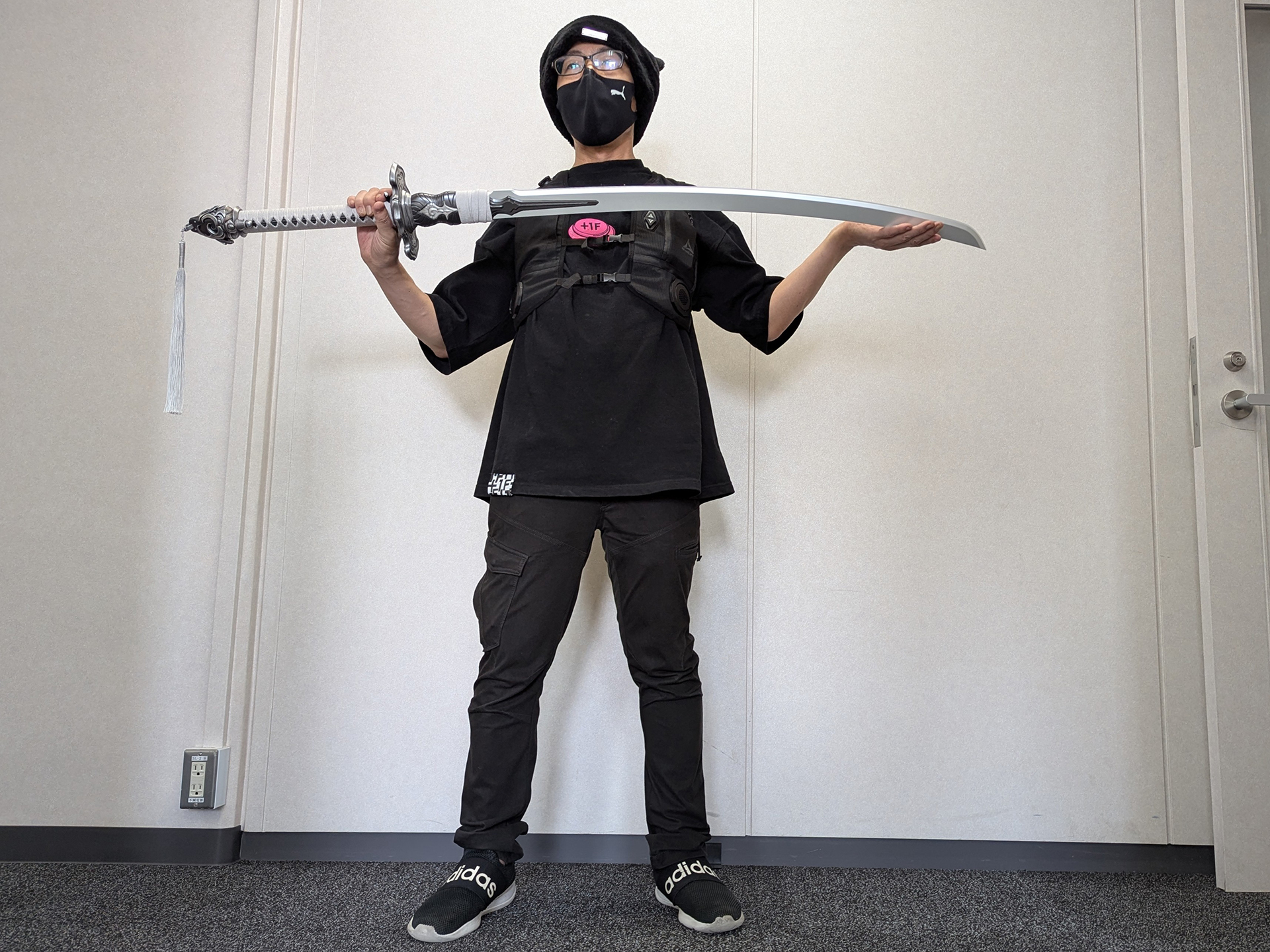 身長約165㎝くらいの筆者が両手で「白の契約」を横に抱えた時の状態