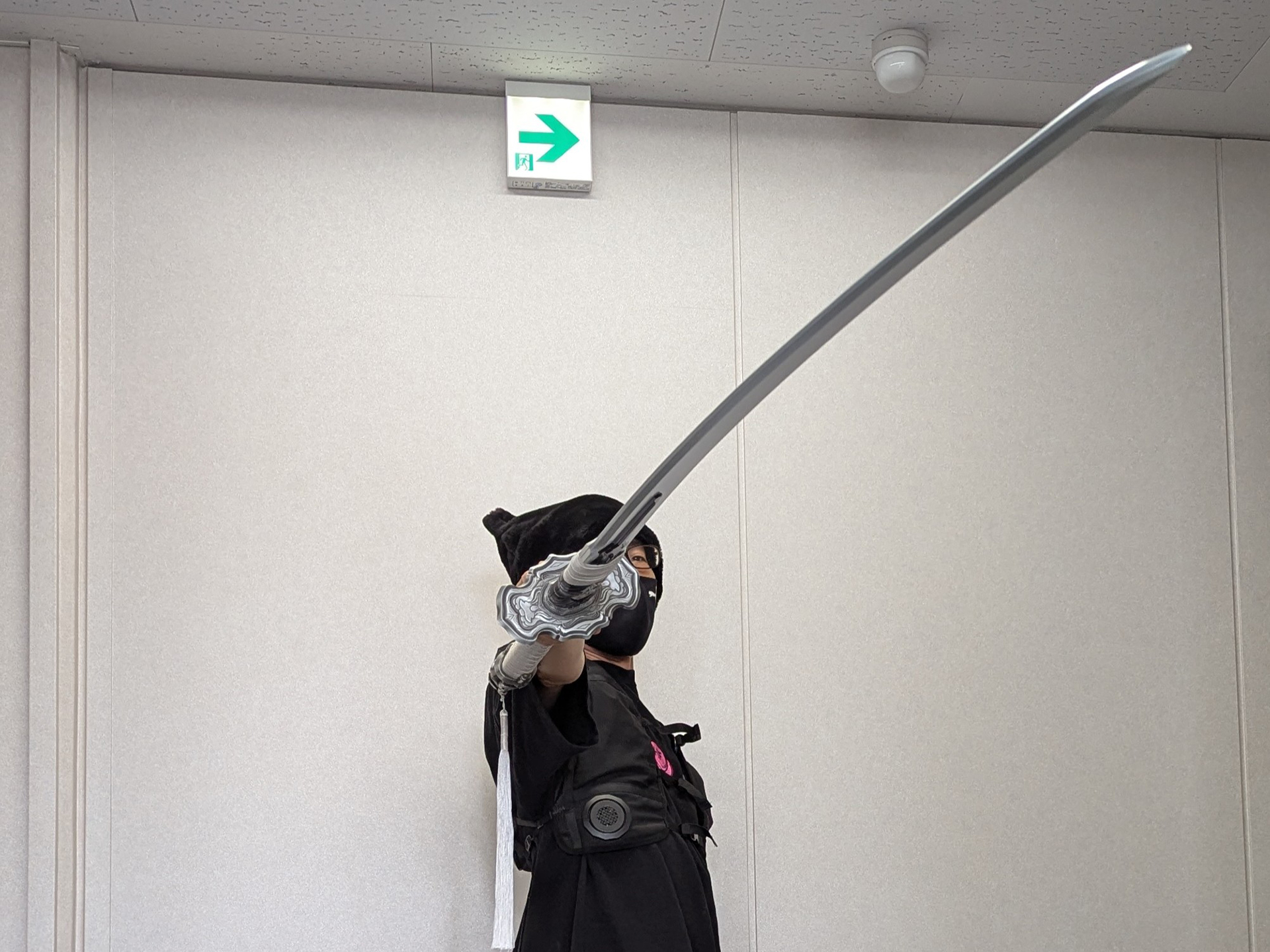 正面に「白の契約」を突き出した状態。現時点ではちょっと重いのだが、製品は軽量化が行われるという