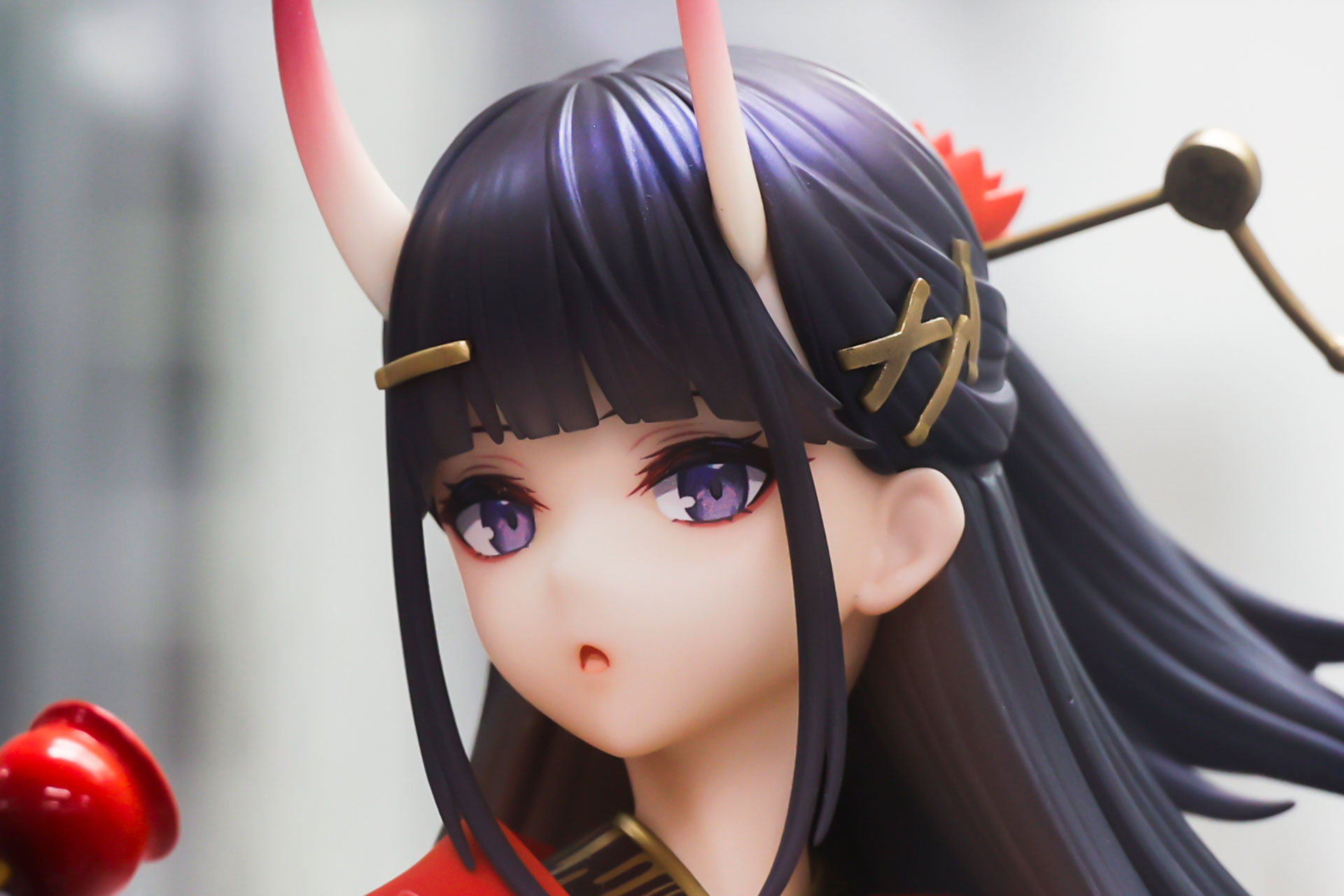 多数の髪留めが付けられている