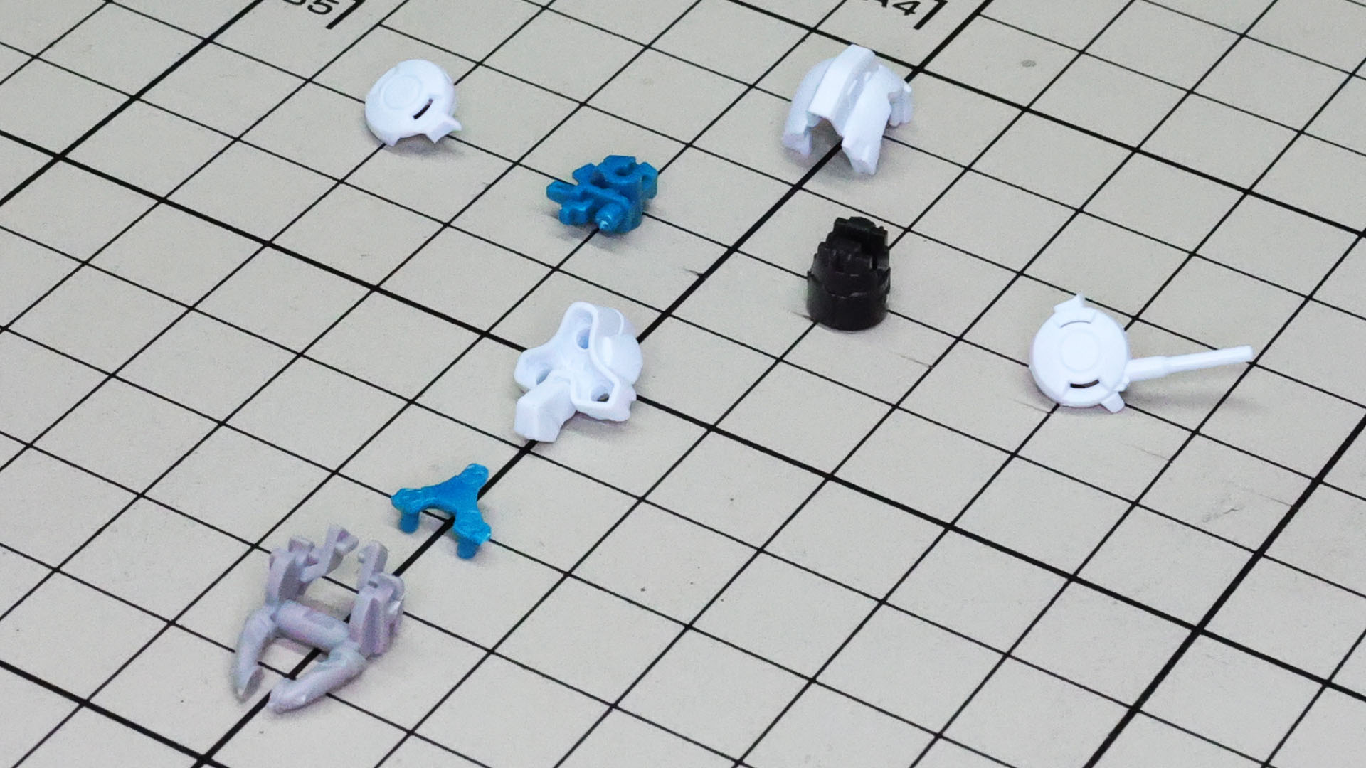 シンプルな形状ながらカラーごとに細かく分けられたパーツ群