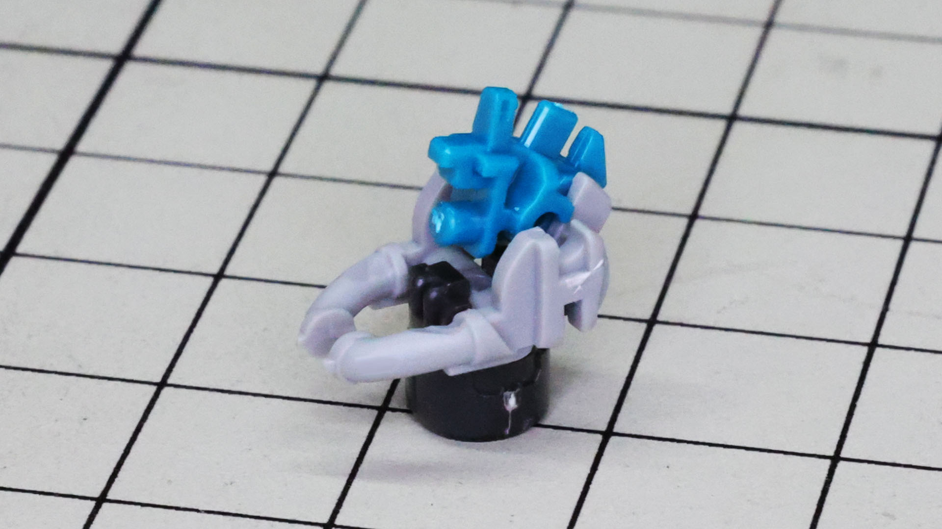 首部とセンサー部をフレーム部に組み込みます