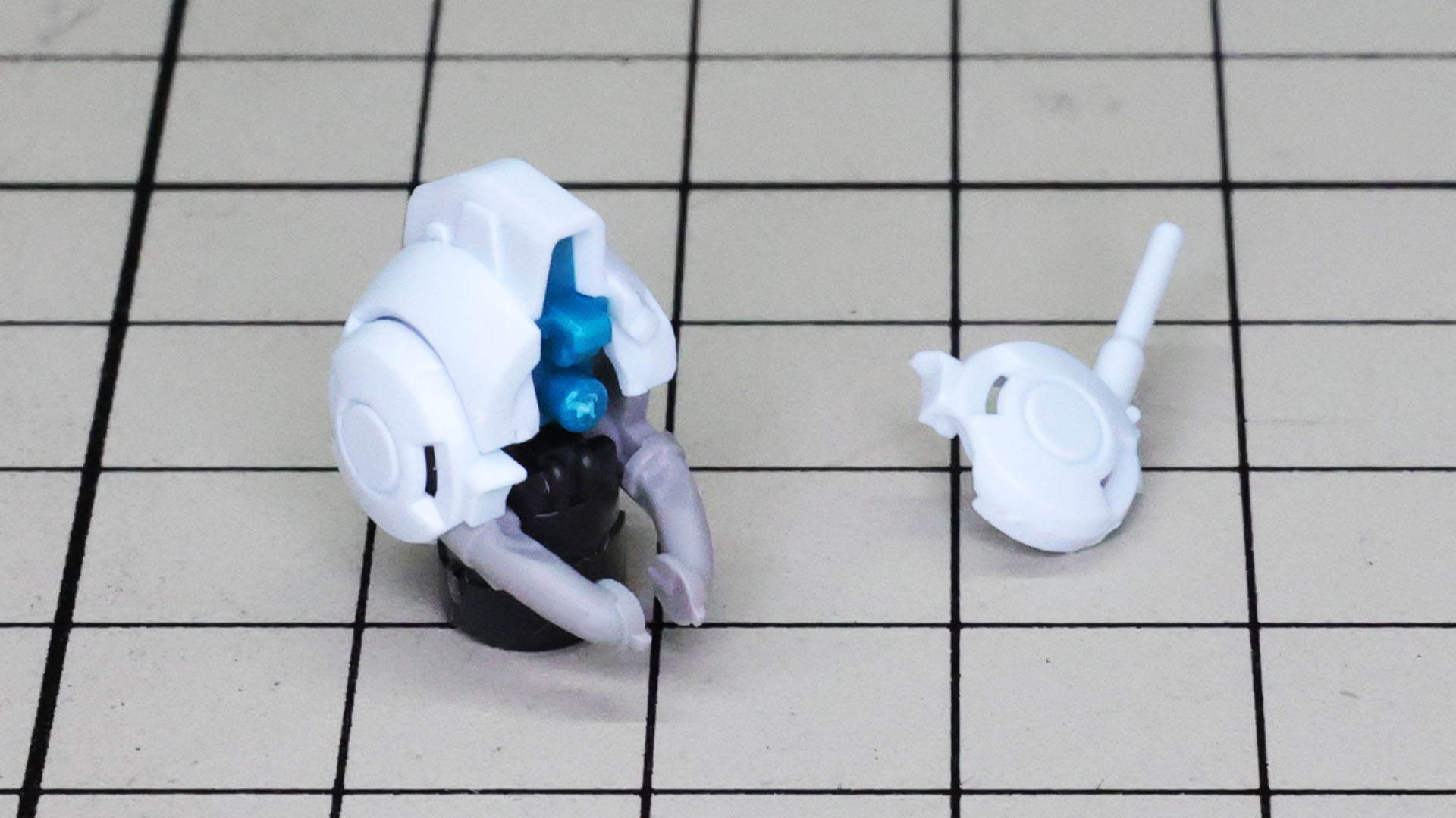 ヘルメットを組み付けていきます。向かって右にはアンテナがあります