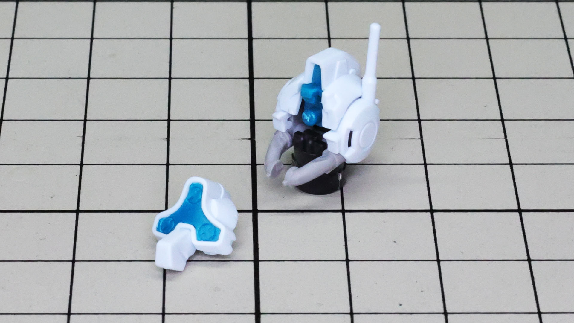 前面には凸形状のセンサーを組み込んだフェイスパーツを組み付けます