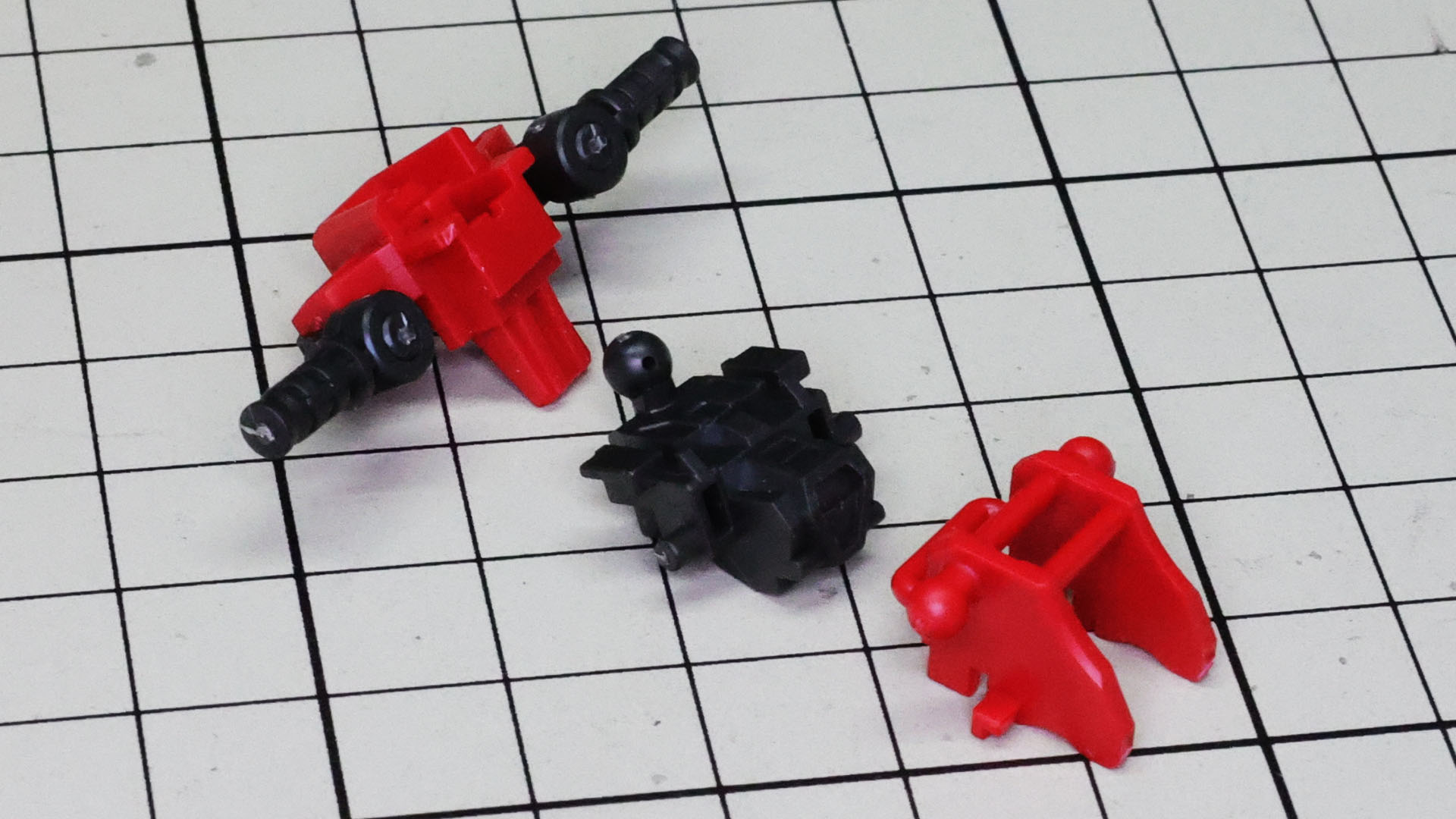 そこへ首部とバックパックマウントを組み付けます