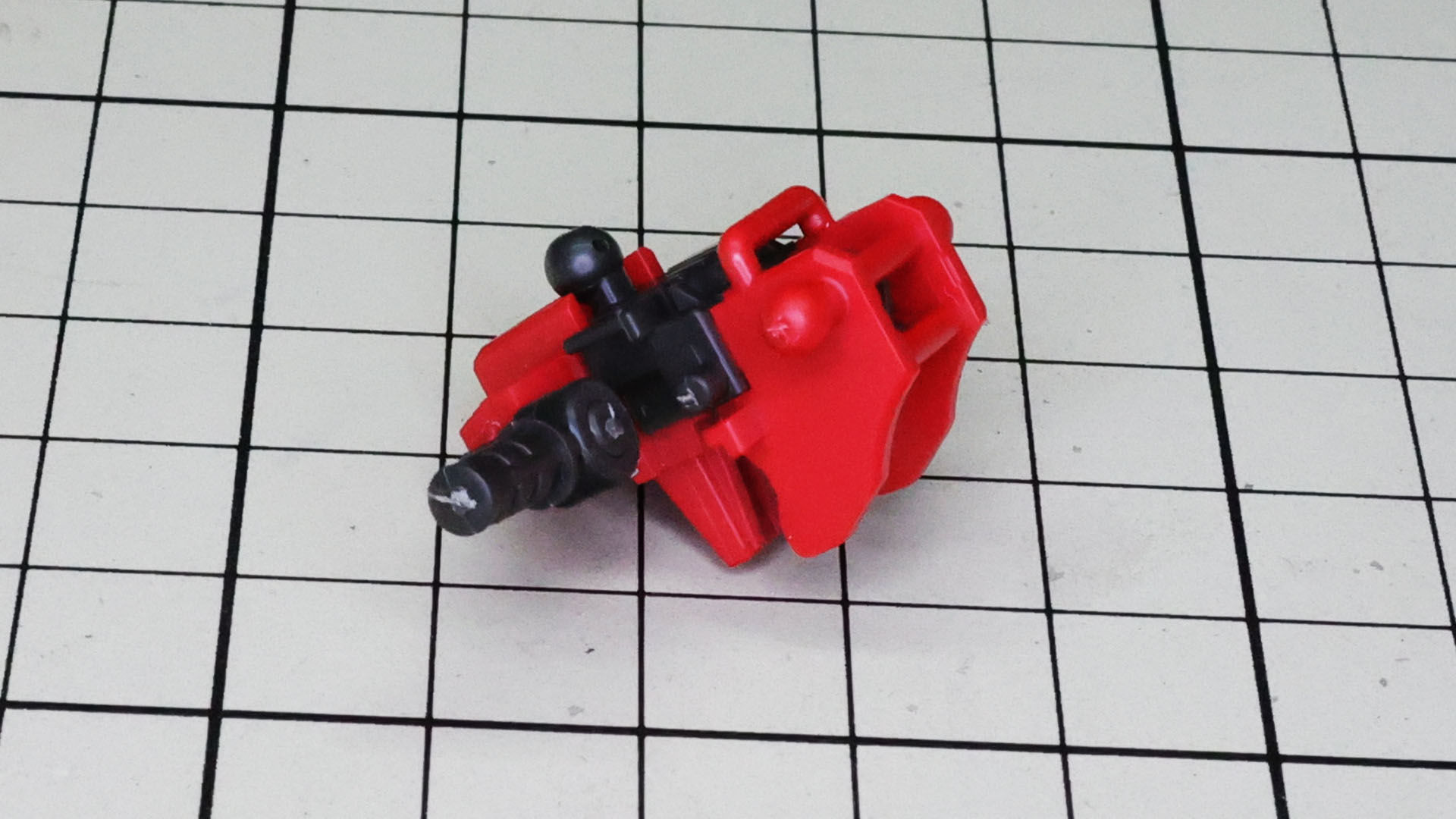 胸部の左右装甲を組み付けます