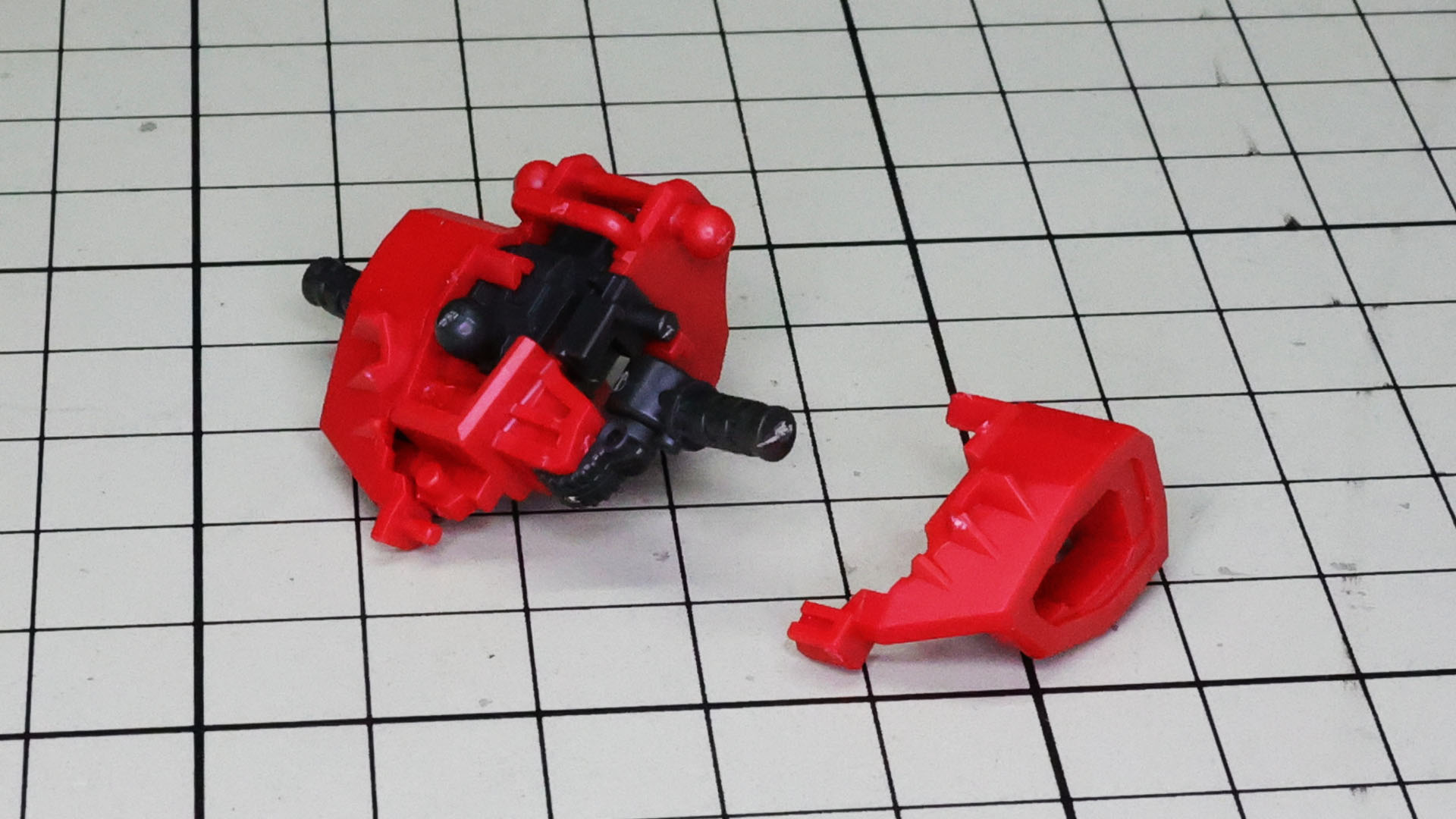 胸部の左右装甲を組み付けます