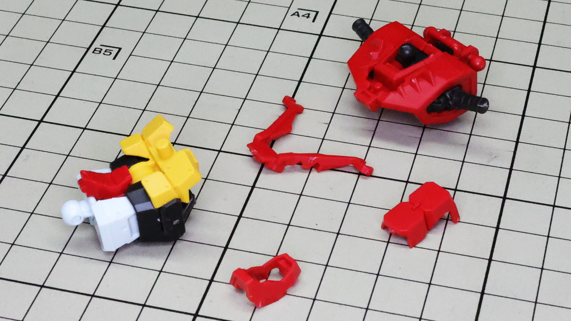 胸部と腹部、コックピットハッチをドッキングさせます