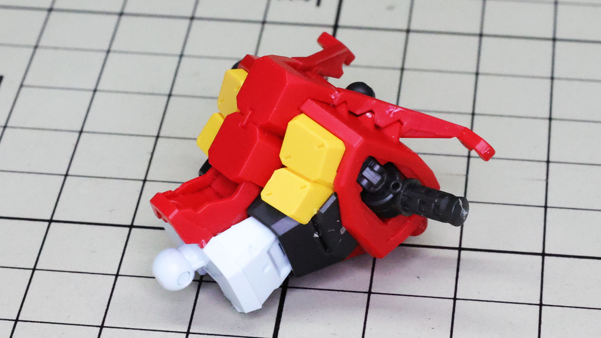 胸部上面には襟になるパーツを組み付けます