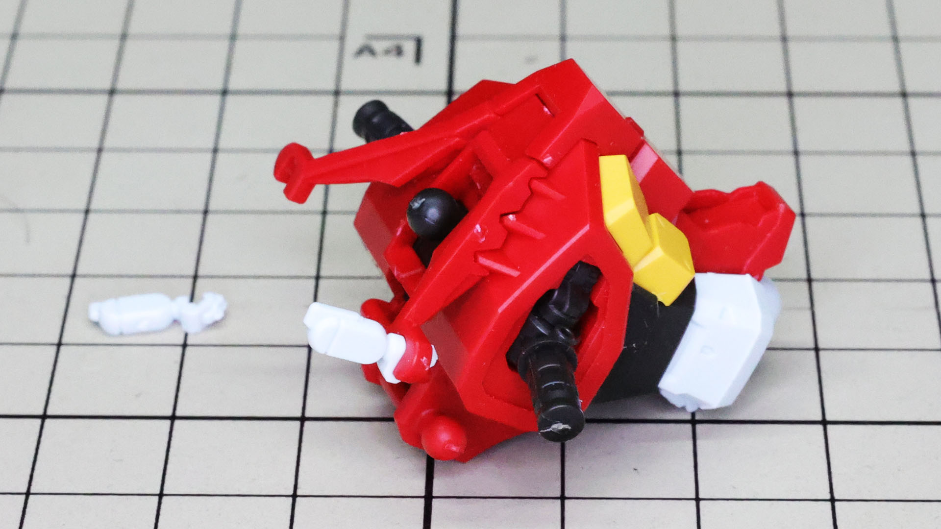 その襟パーツの先にはセンサーらしきパーツを組み付けます