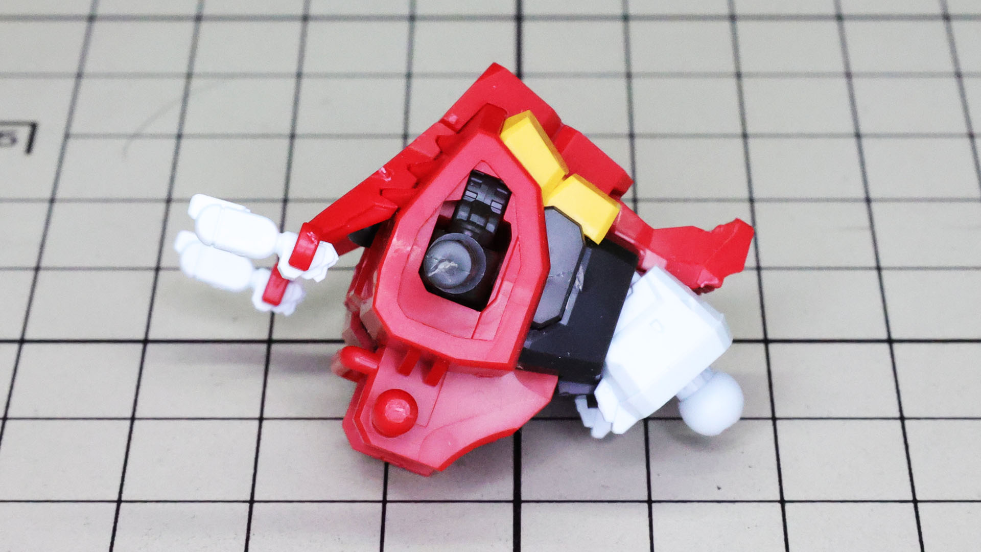 組みあがった胴体部の背面には背骨的にメカフレームが露出します