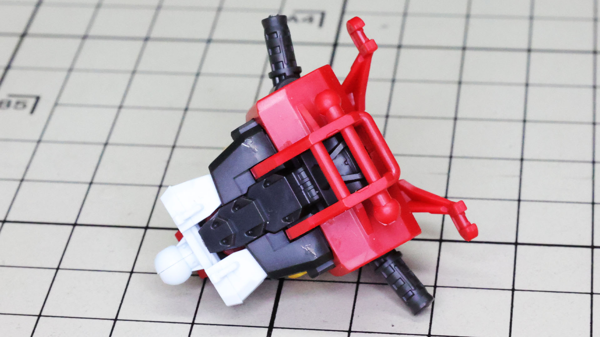 組みあがった胴体部の背面には背骨的にメカフレームが露出します