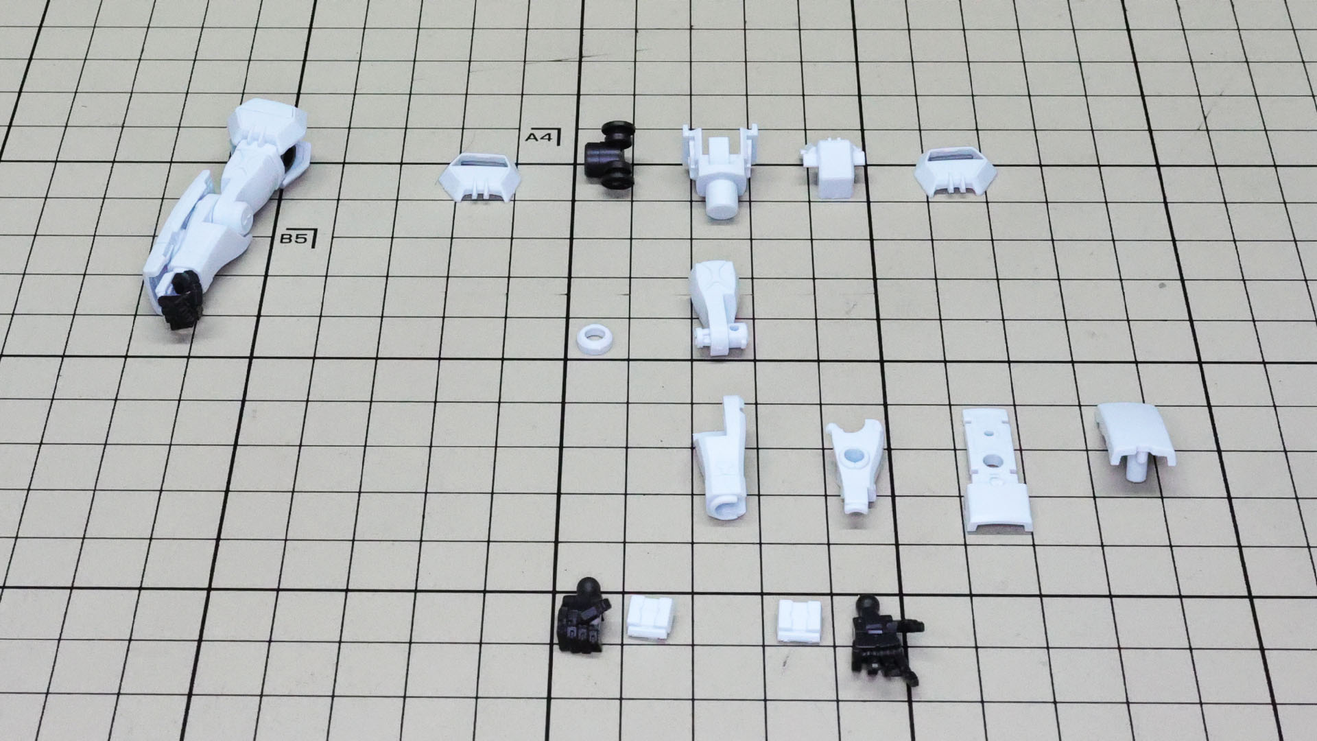 右腕を組んであります。パーツ数を少なく抑えている印象でありながらオリジナルカラーリングも楽しめそうなパーツ割りを感じます