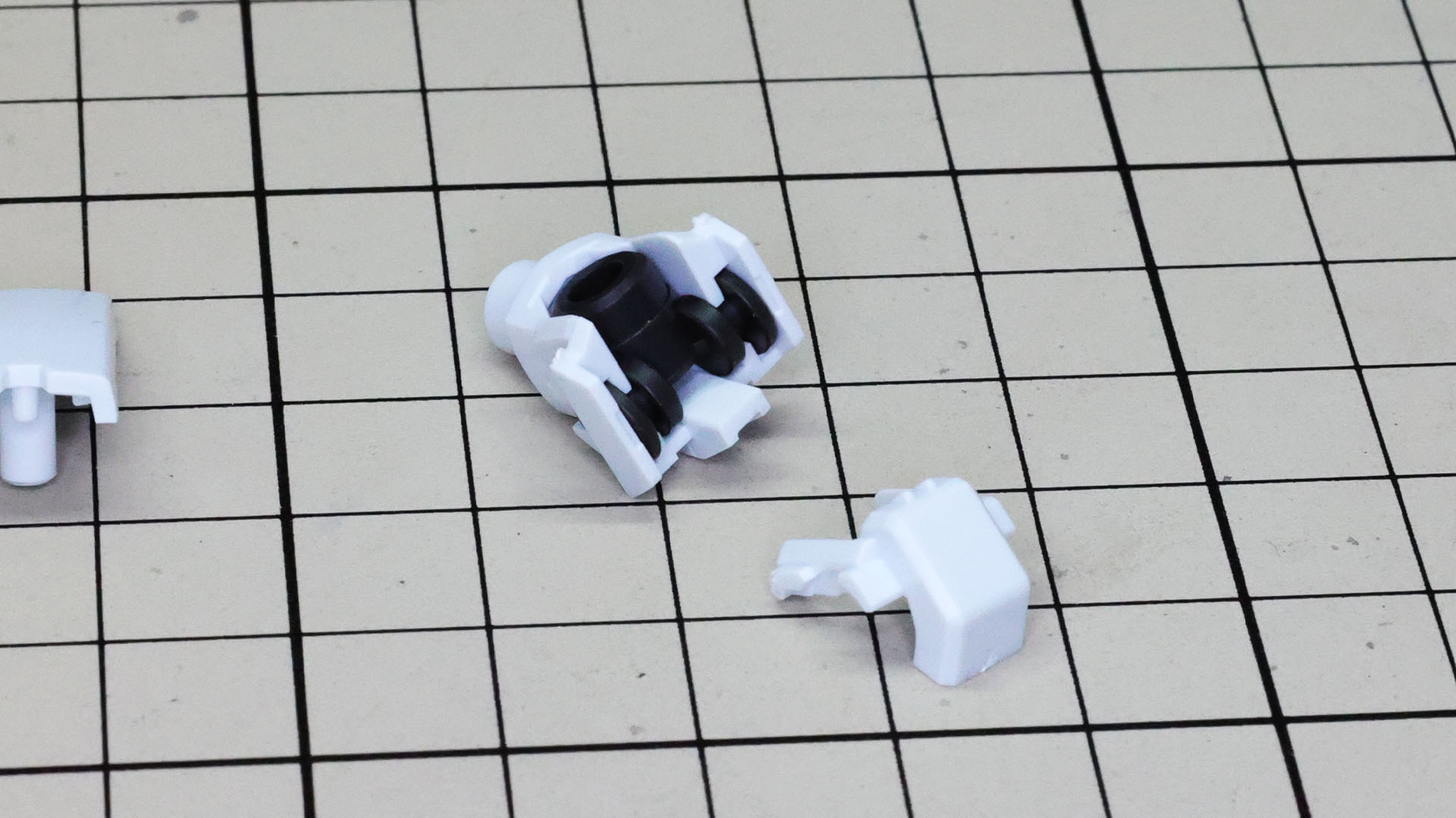 肩には大きなメカフレームがギュッと押し込まれます