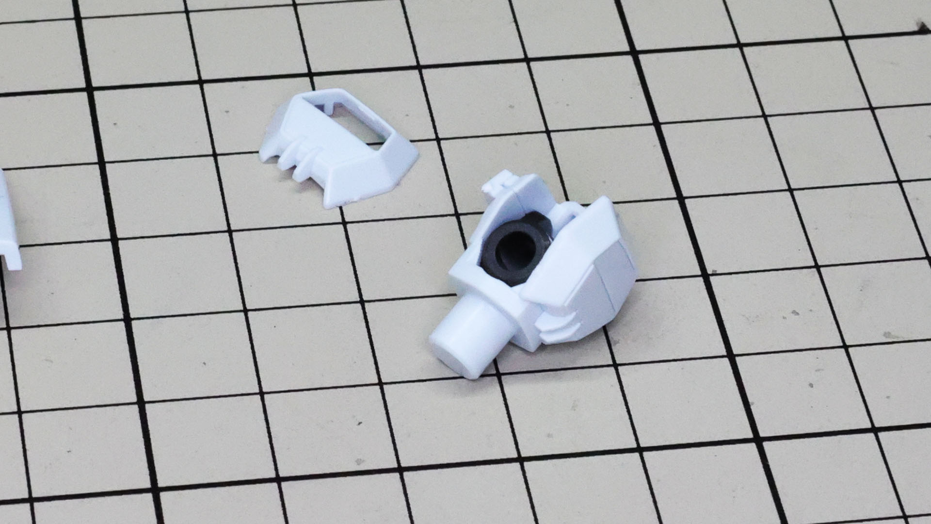 肩前後に装甲パーツを組み付けます