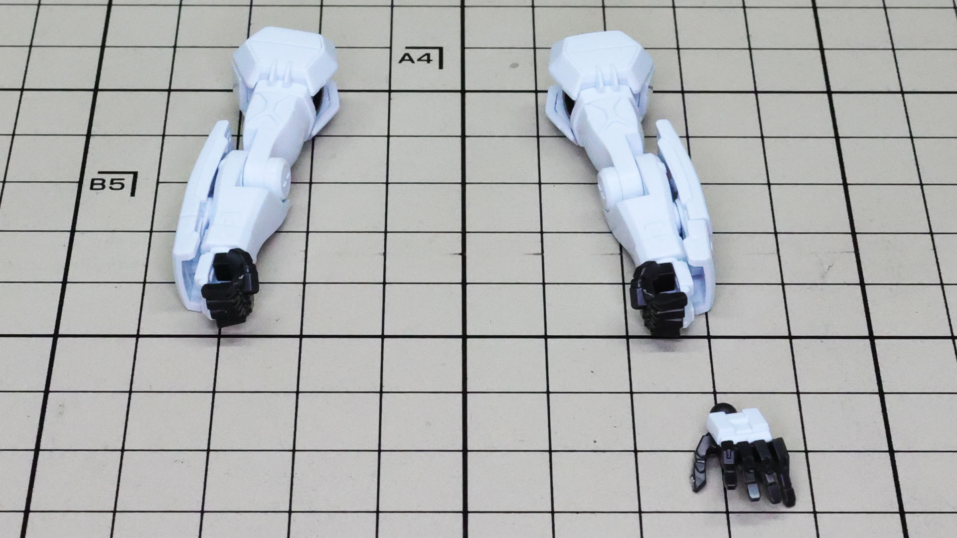 前腕部には小型シールドを装備します