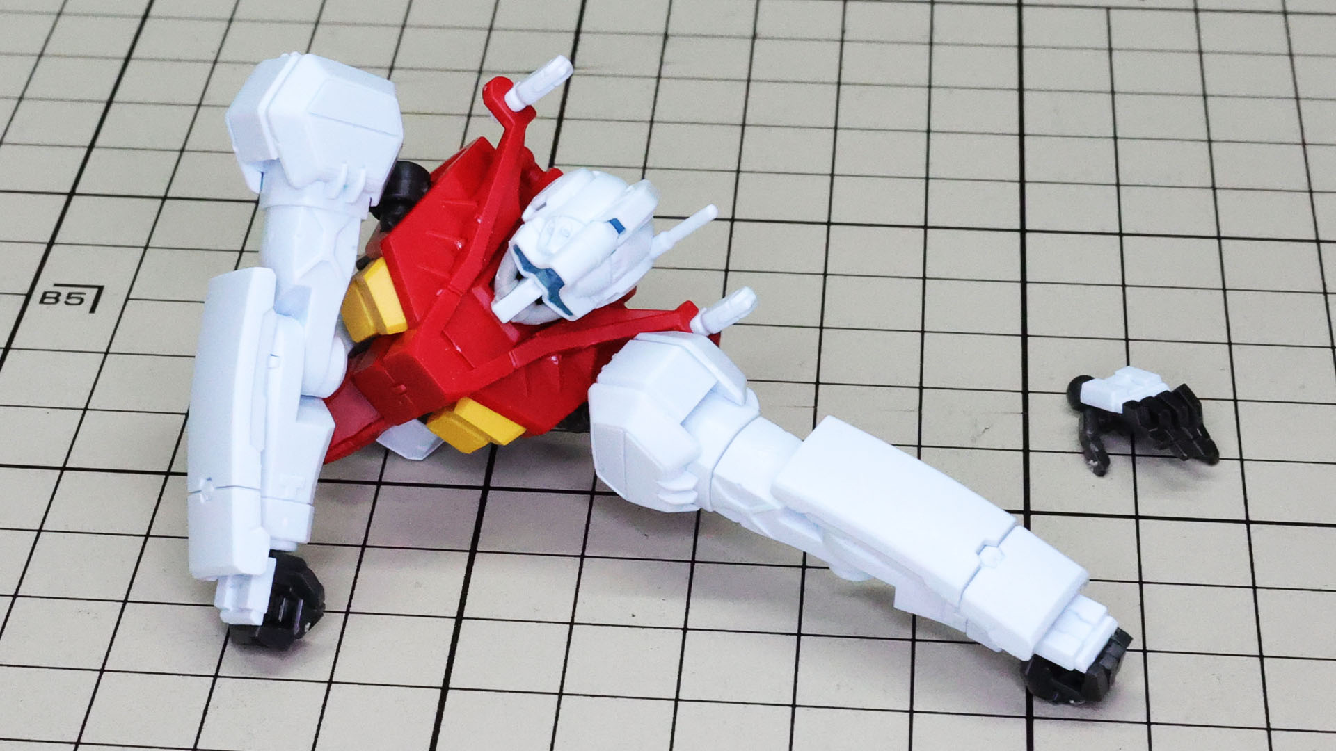 胴体部の引き出し式の肩関節との併用で大きく可動させられます