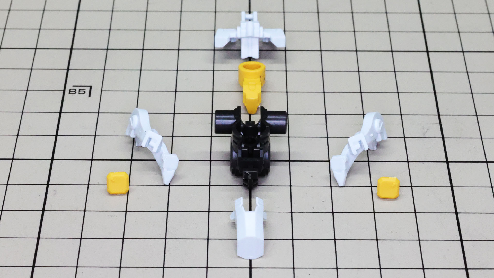 大きなメカフレームをコアに装甲を組み付けていきます