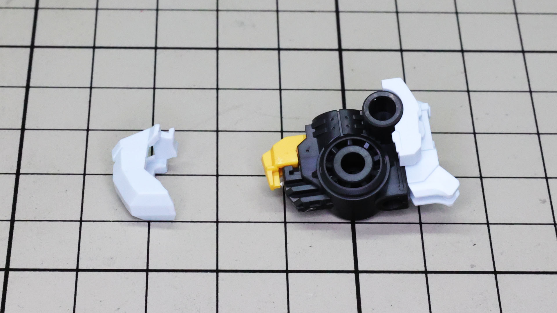 メカフレームは1パーツ成形なので組立が簡単ですね