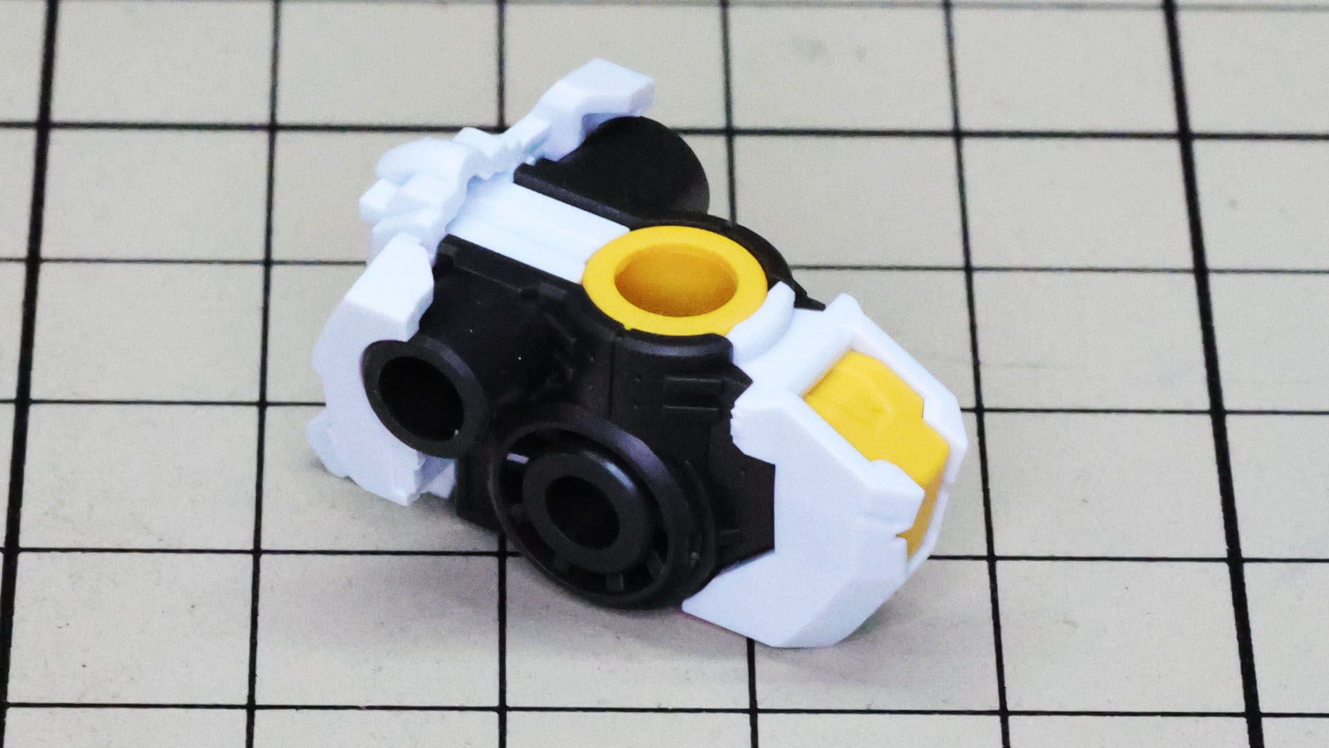 サイドアーマーは腰部後方にある接続軸穴に組み付けます