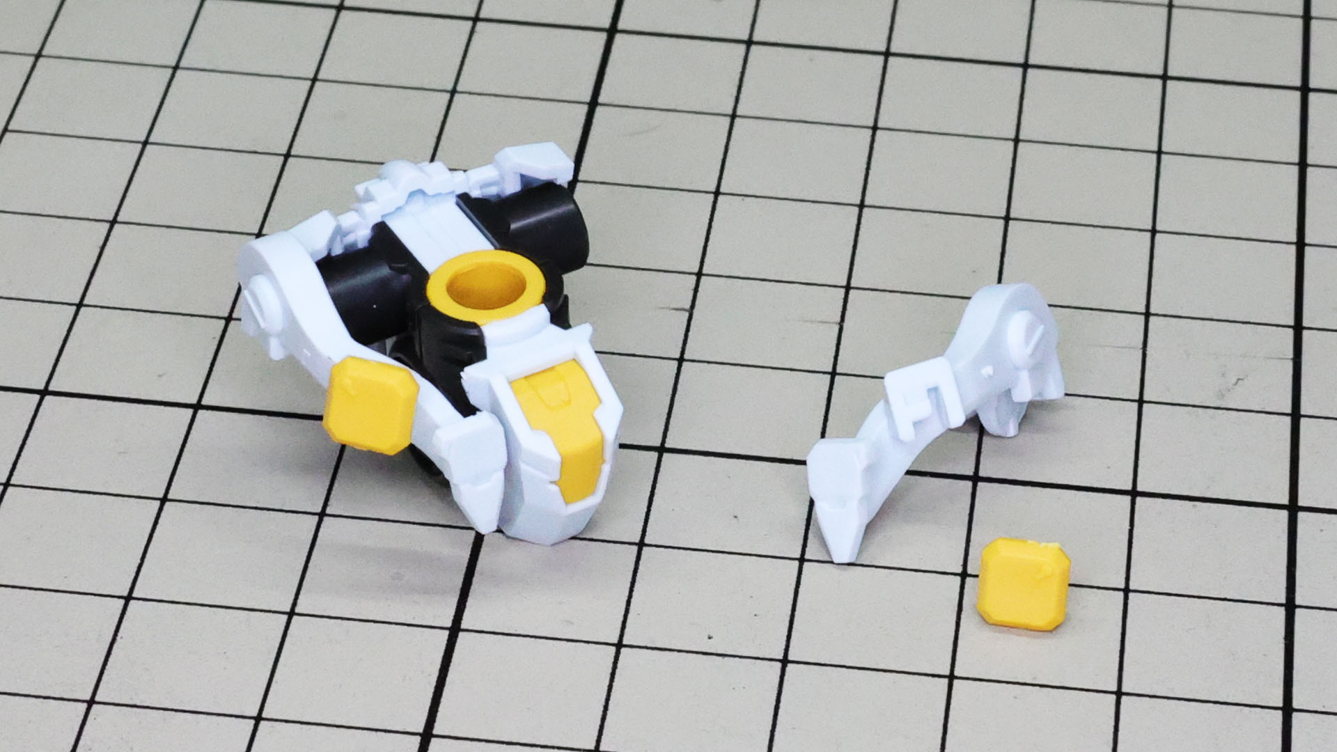 サイドアーマーは腰部後方にある接続軸穴に組み付けます