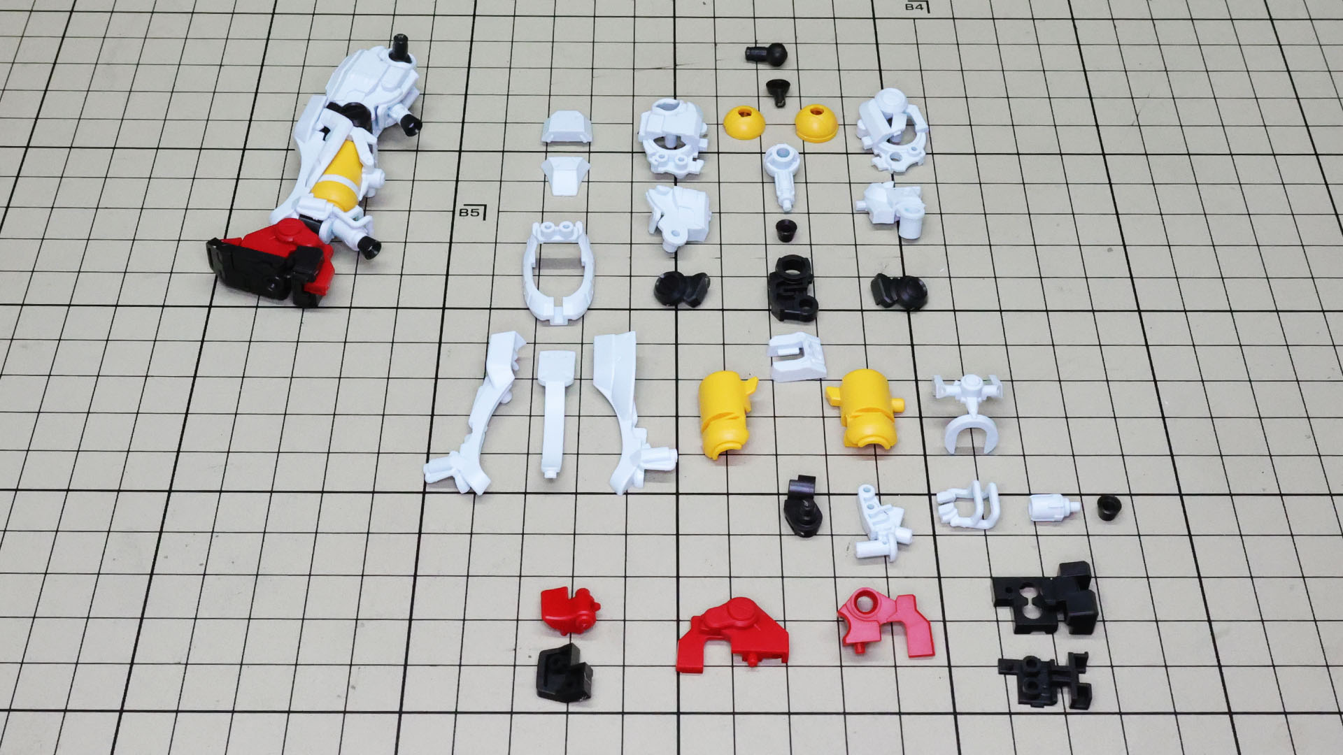 右脚を組んであります。今キットの中でも構成するパーツ数は最大で組みあがった際のディテールが楽しみの一つでもあります