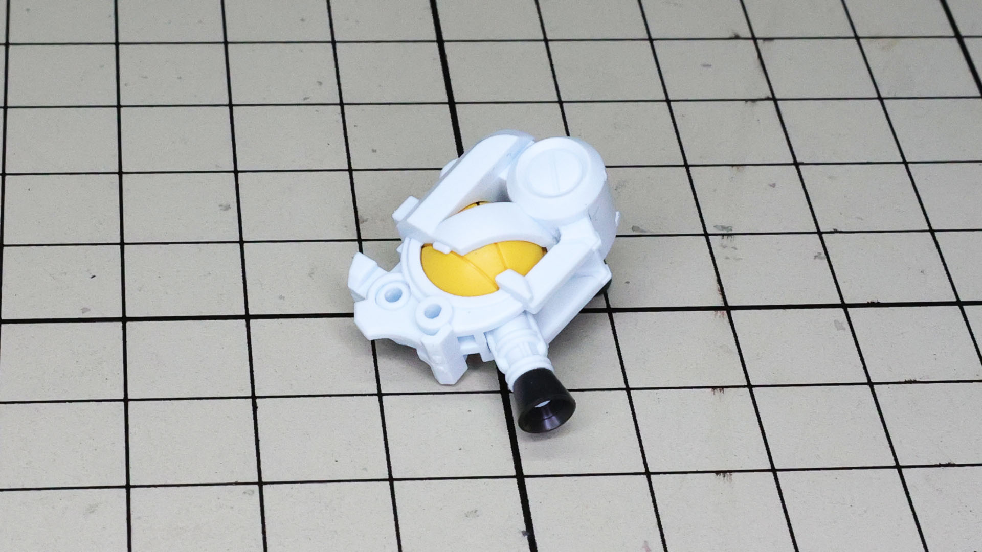 膝関節は二重関節タイプとなっています。パーツとしては細かく分けられており高密度ディテールを楽しめます