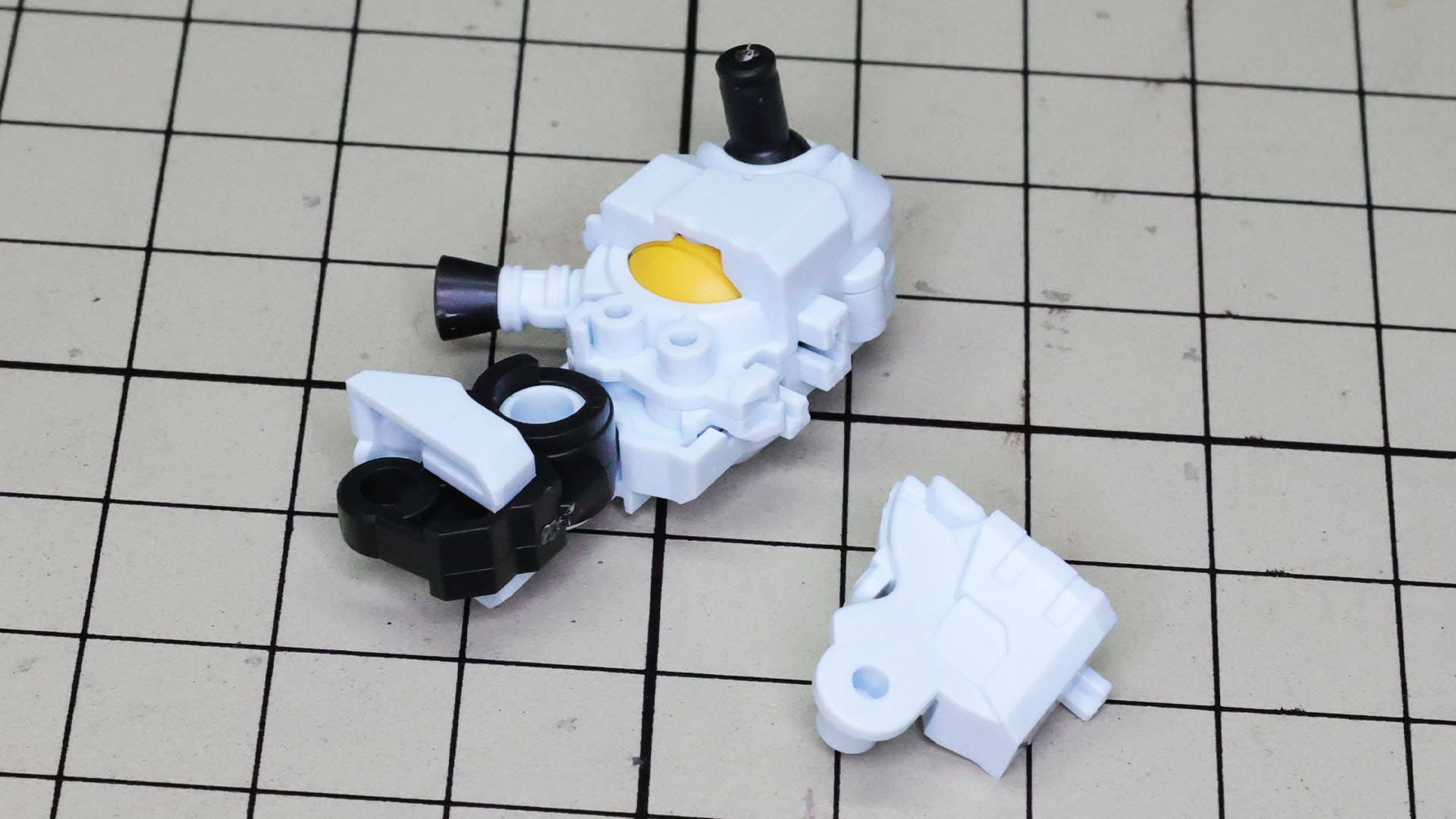 膝関節は二重関節タイプとなっています。パーツとしては細かく分けられており高密度ディテールを楽しめます