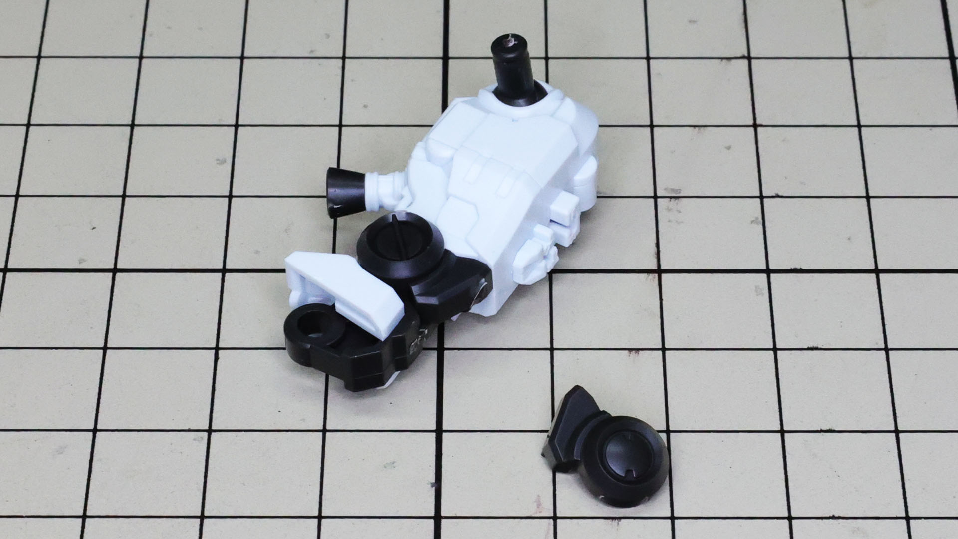 大腿部前部の装甲を組み付けます。上下2パーツ構成でカラーバリエーションも楽しめそうです