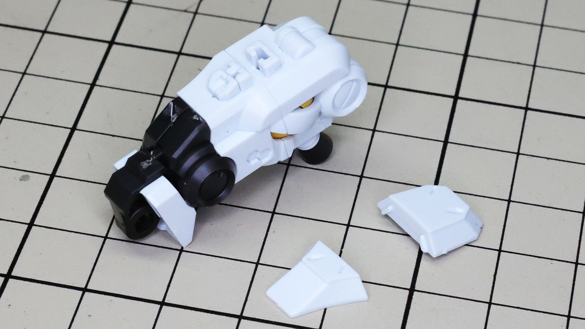 大腿部前部の装甲を組み付けます。上下2パーツ構成でカラーバリエーションも楽しめそうです