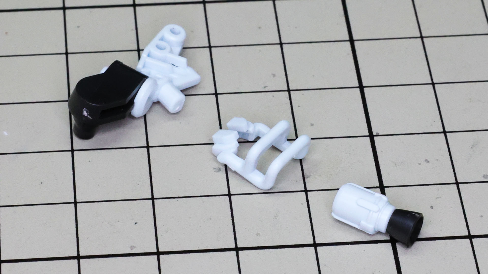 アキレス腱にあたる部分の小型ノズルを組んでいきます。ガードパイプ部はリアリティがあって楽しい部分です