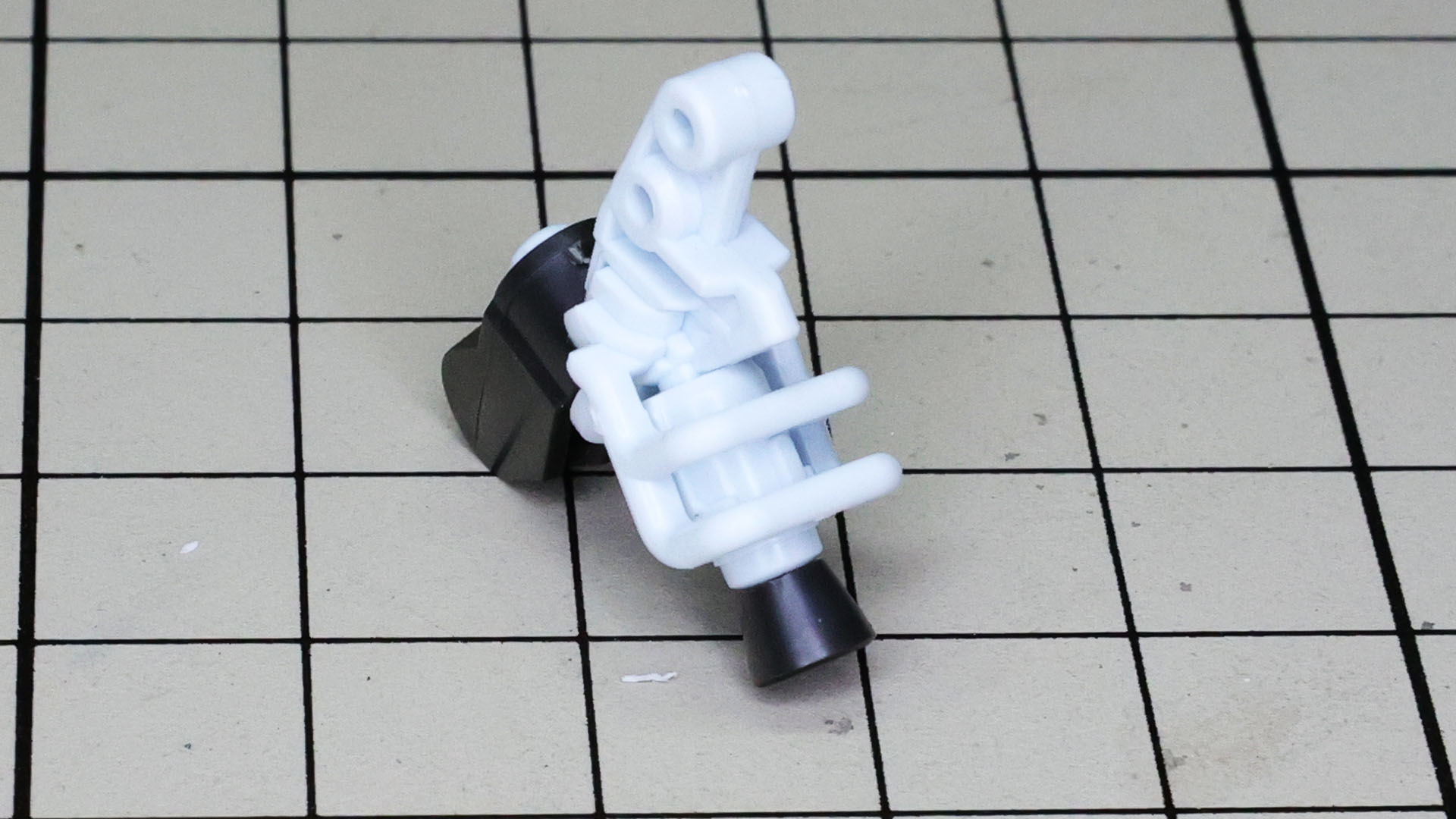 その小型ノズルを脛下のプロペラントタンク部に組み込んでいきます