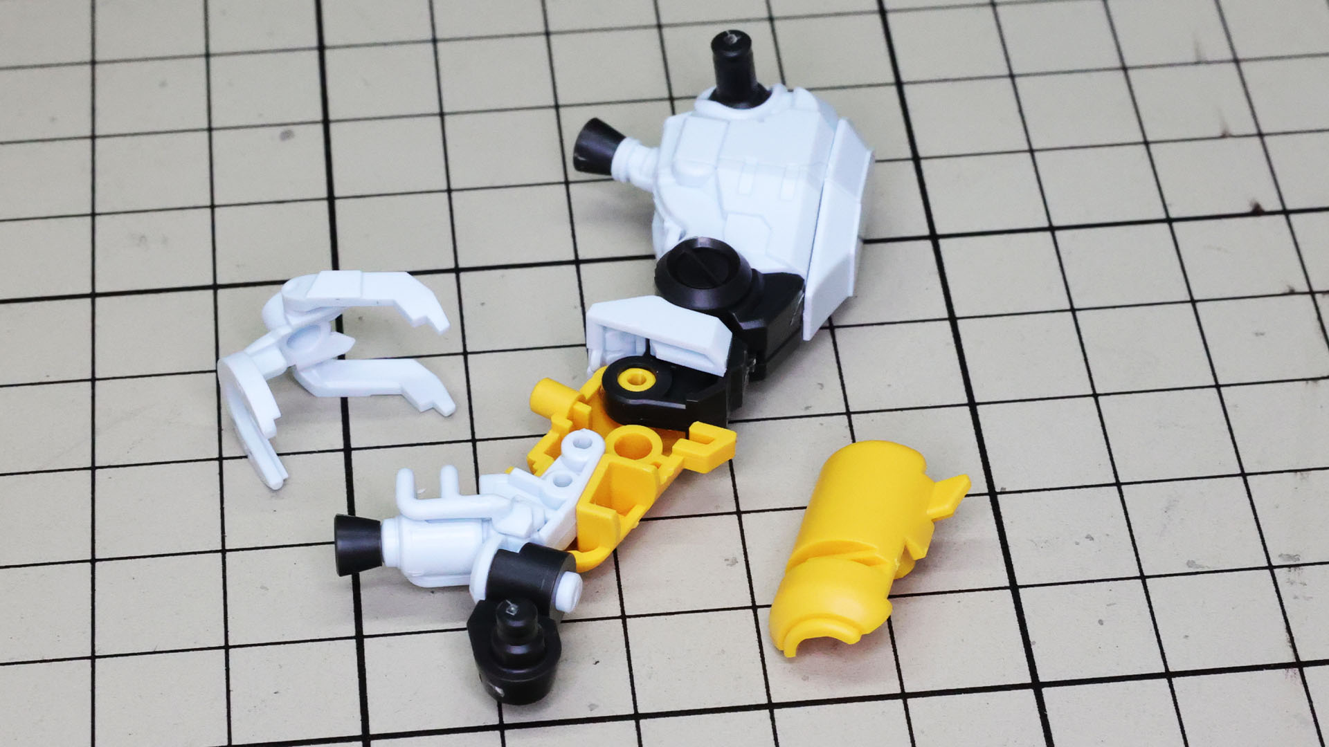 その小型ノズルを脛下のプロペラントタンク部に組み込んでいきます