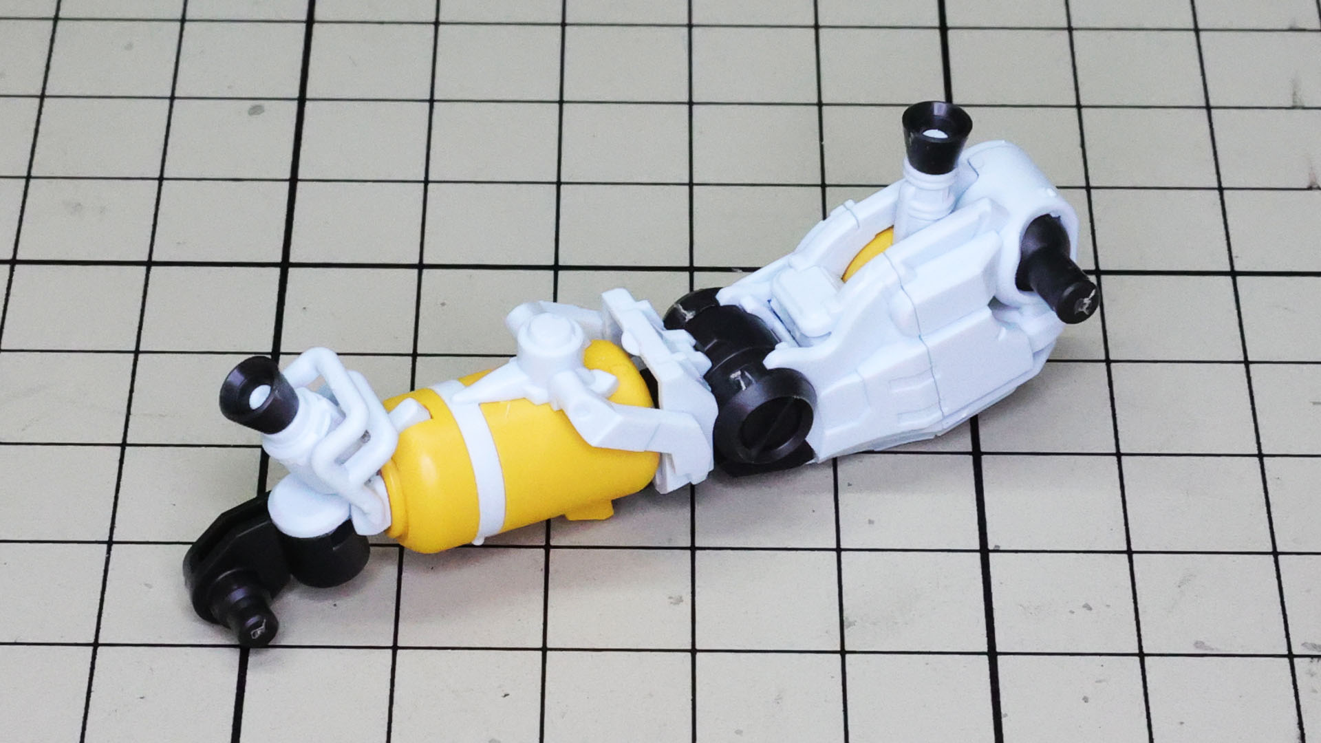 脚部ができ上がってきました。こう見ると脚部は地上走破性能よりもたくさんの燃料を持ったAMBAC可動肢やランディングスキッドとしての役割を持っているように見えてきますね