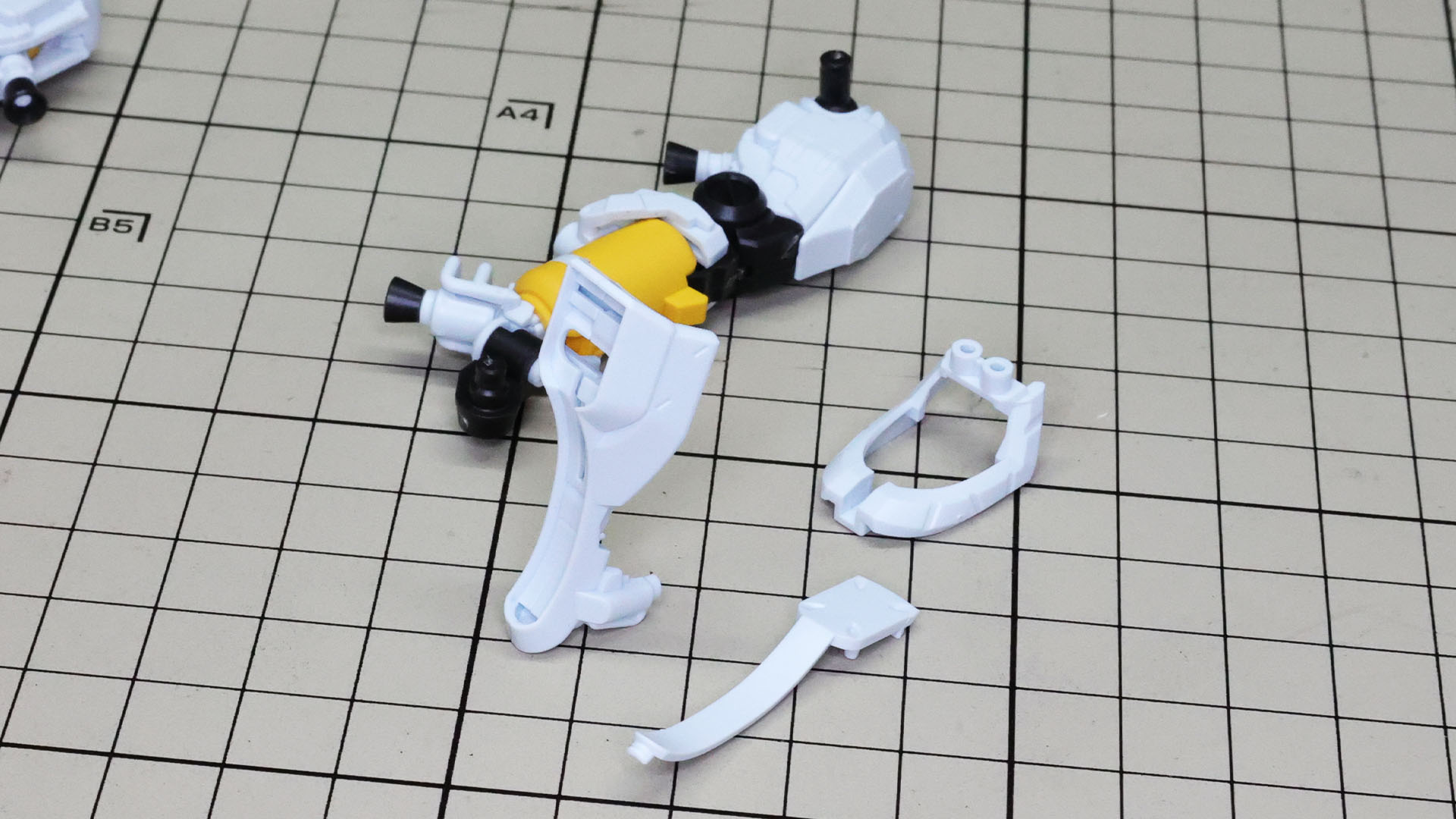 脛下の前面装甲を組み付けていきます。プロペラントタンクをガードするためと考えられるでしょうか