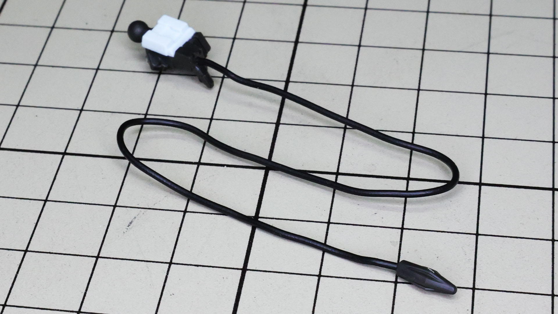 左手の人差し指から伸びるワイヤーを再現！