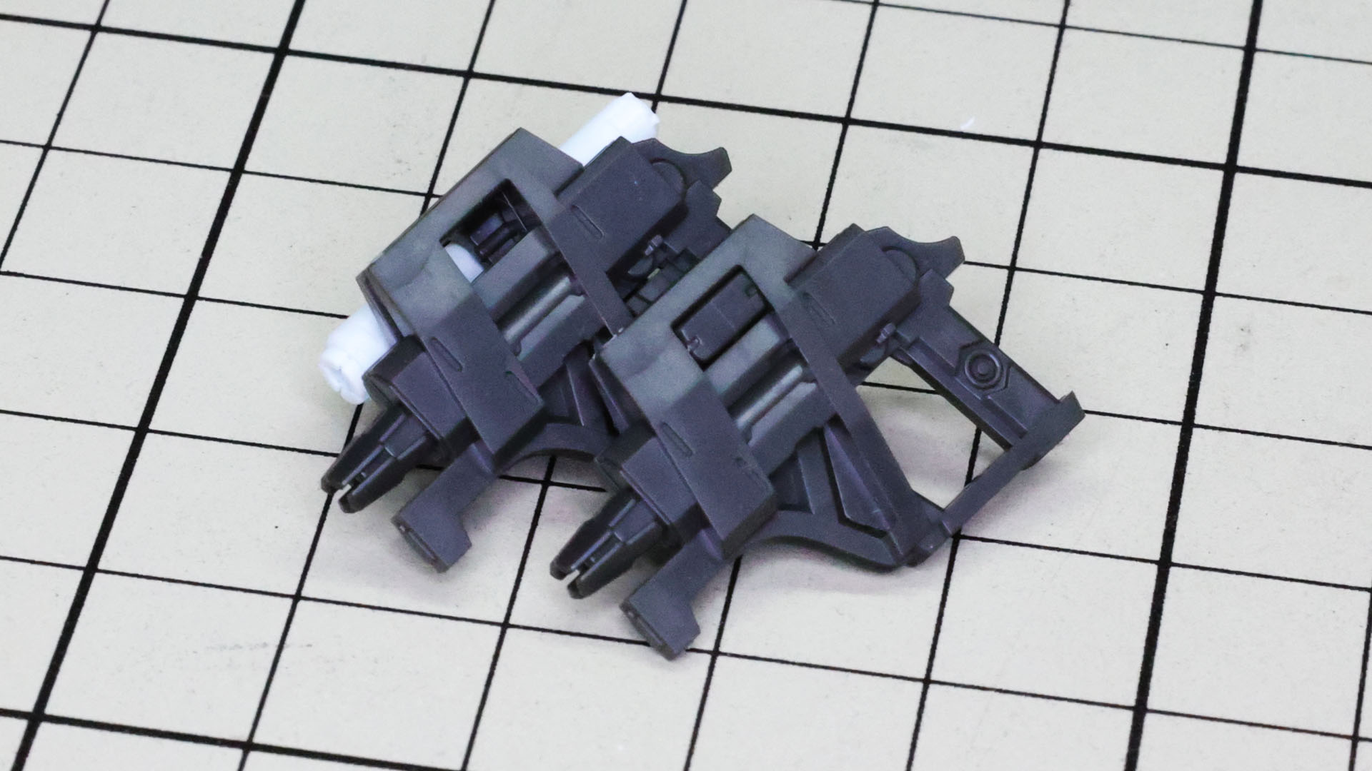 専用のマウントパーツでライフル2丁、サーベル1本をまとめられます