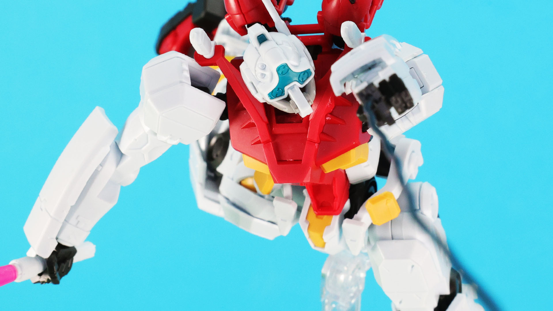 ワイヤーを敵機に絡め、一気に距離を詰めたり加速して幻惑させたりとスティグマ攻撃が炸裂！