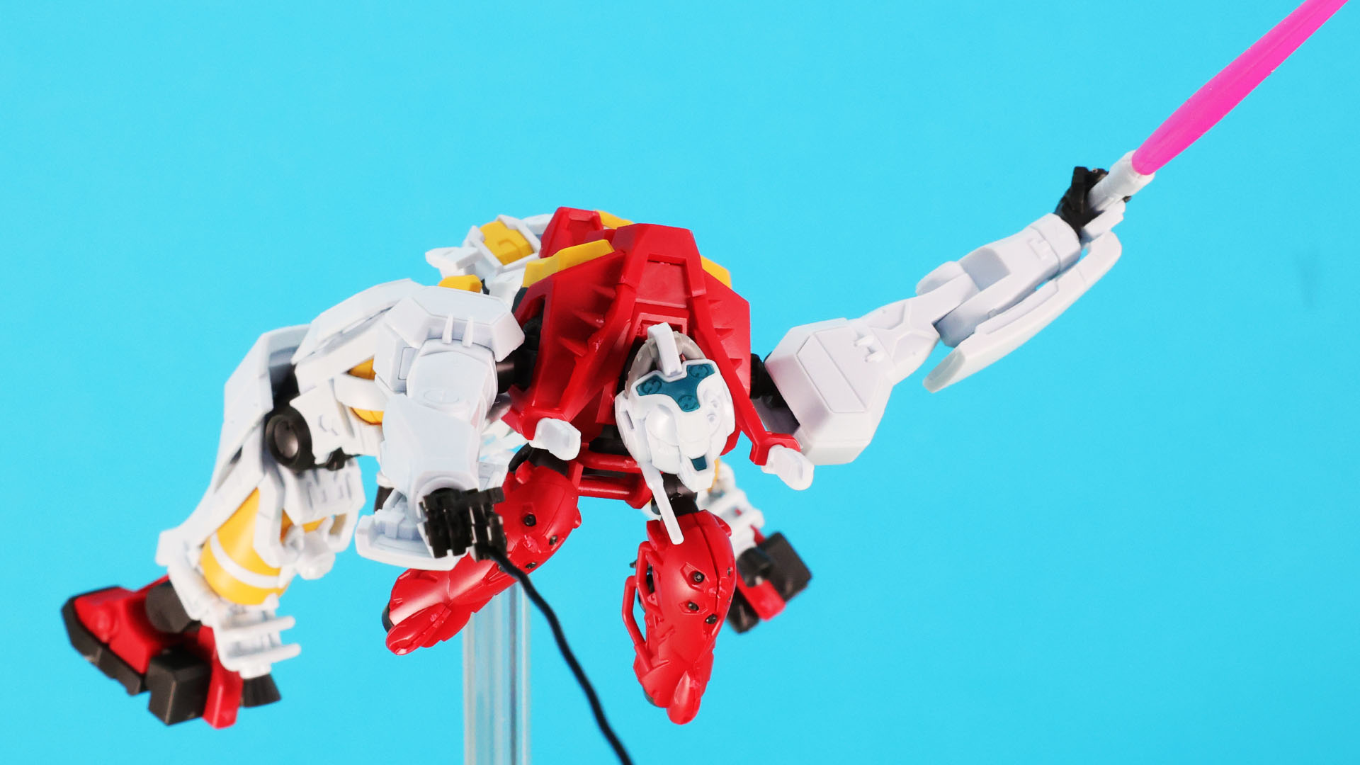 ワイヤーを敵機に絡め、一気に距離を詰めたり加速して幻惑させたりとスティグマ攻撃が炸裂！