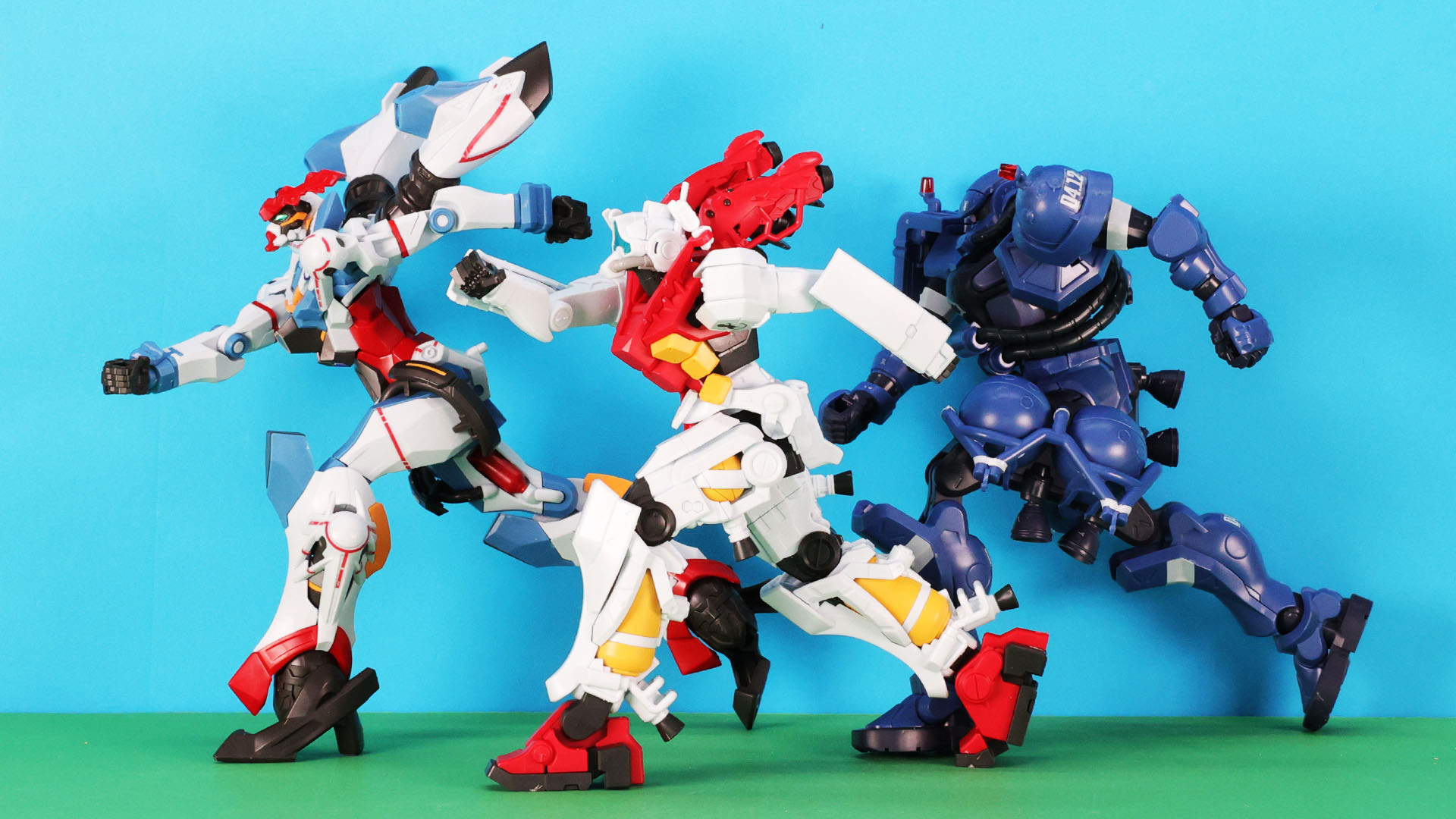 机の上がにぎやかになってきました！