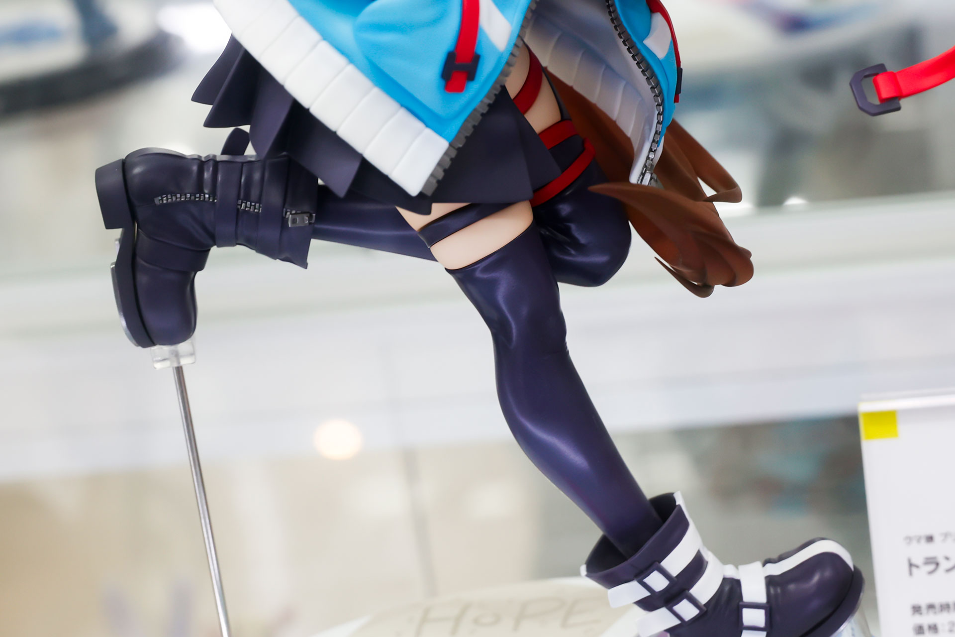 ブーツは左右で異なるデザインになっている