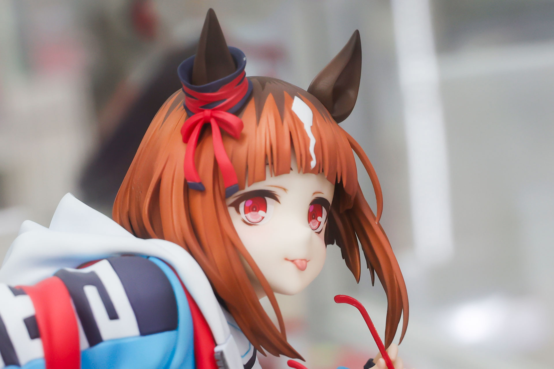 耳には赤いリボンが付けられている