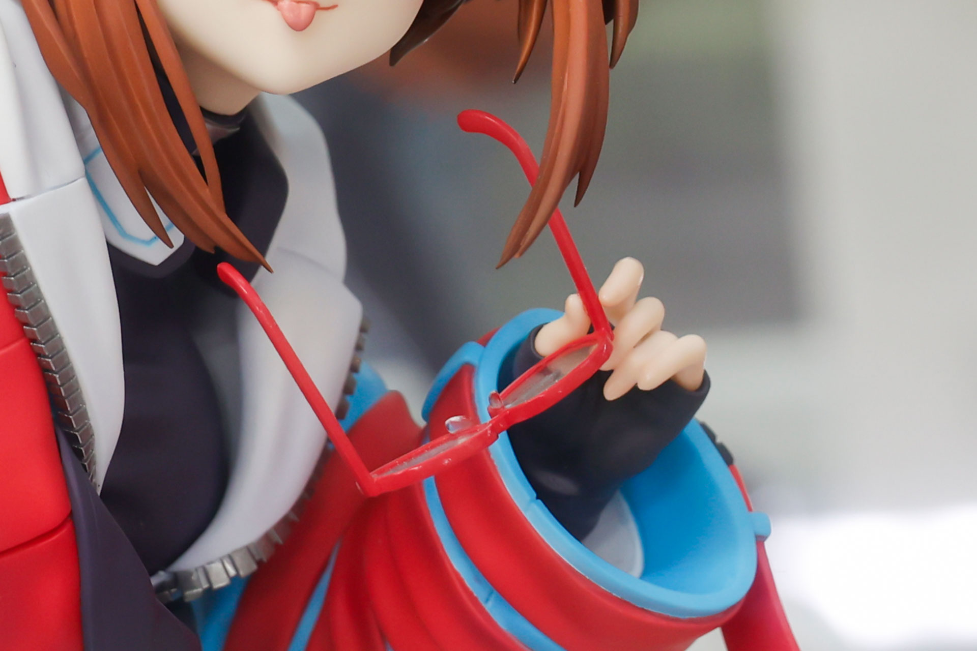 メガネはかけずに手に持っている