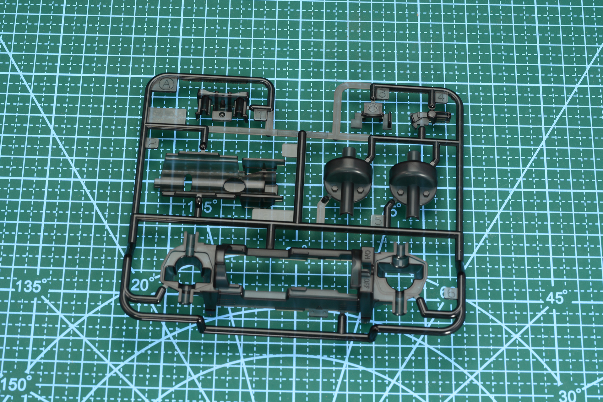 この2つはシャーシパーツ。クリア素材なので、組み立てても内部機構を見ることができる
