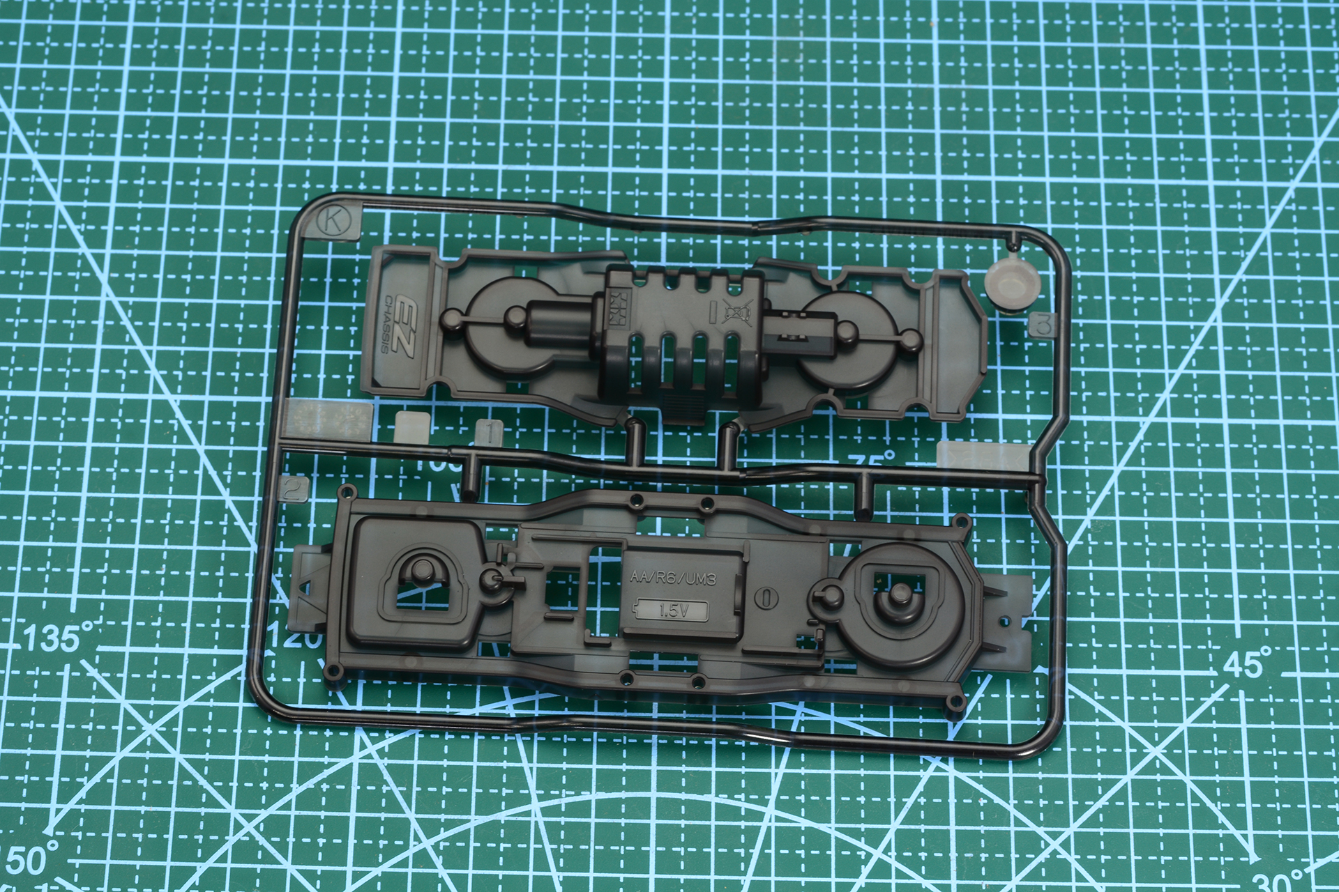 この2つはシャーシパーツ。クリア素材なので、組み立てても内部機構を見ることができる