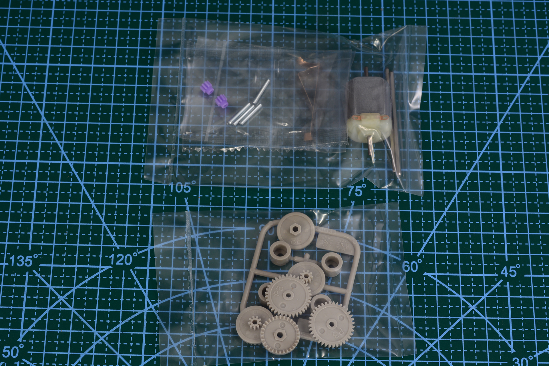 シャフトや金具、モーターが1パッケージになっている