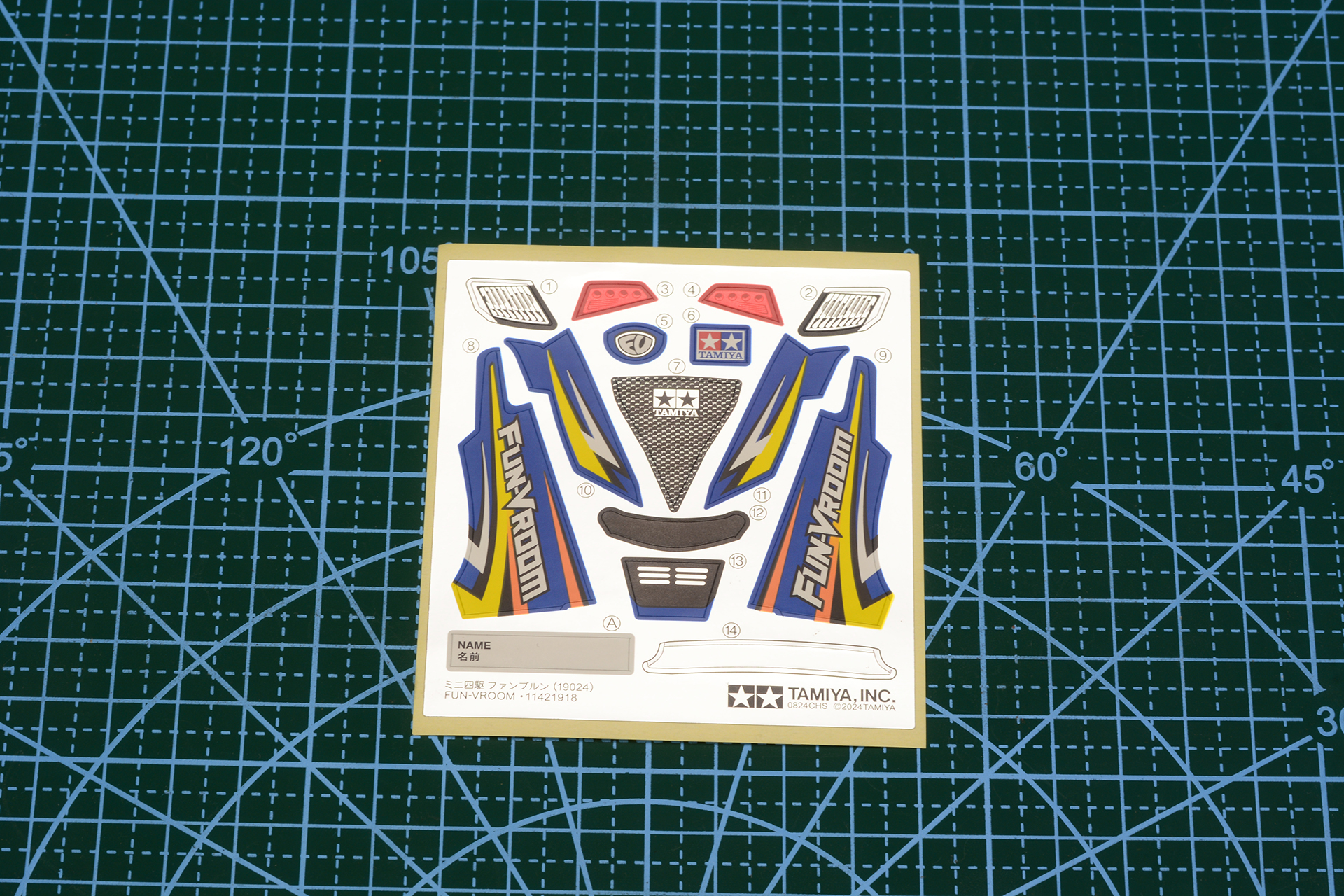 ステッカー。迫力あるバギーのボディを塗装無しでも仕上げられる