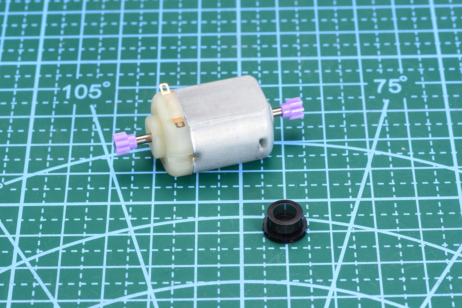 両軸モーターにピニオンギヤを取り付ける。専用の治具で簡単に取り付けられる