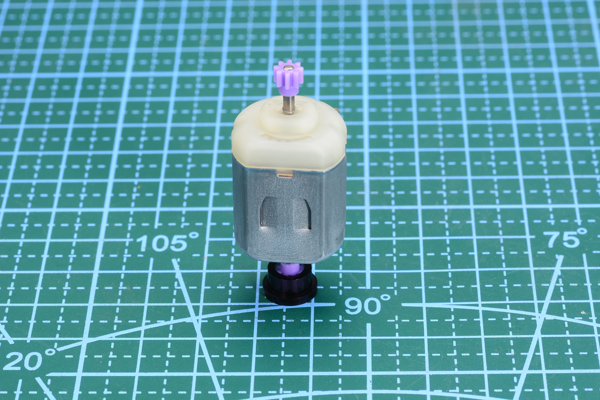 両軸モーターにピニオンギヤを取り付ける。専用の治具で簡単に取り付けられる