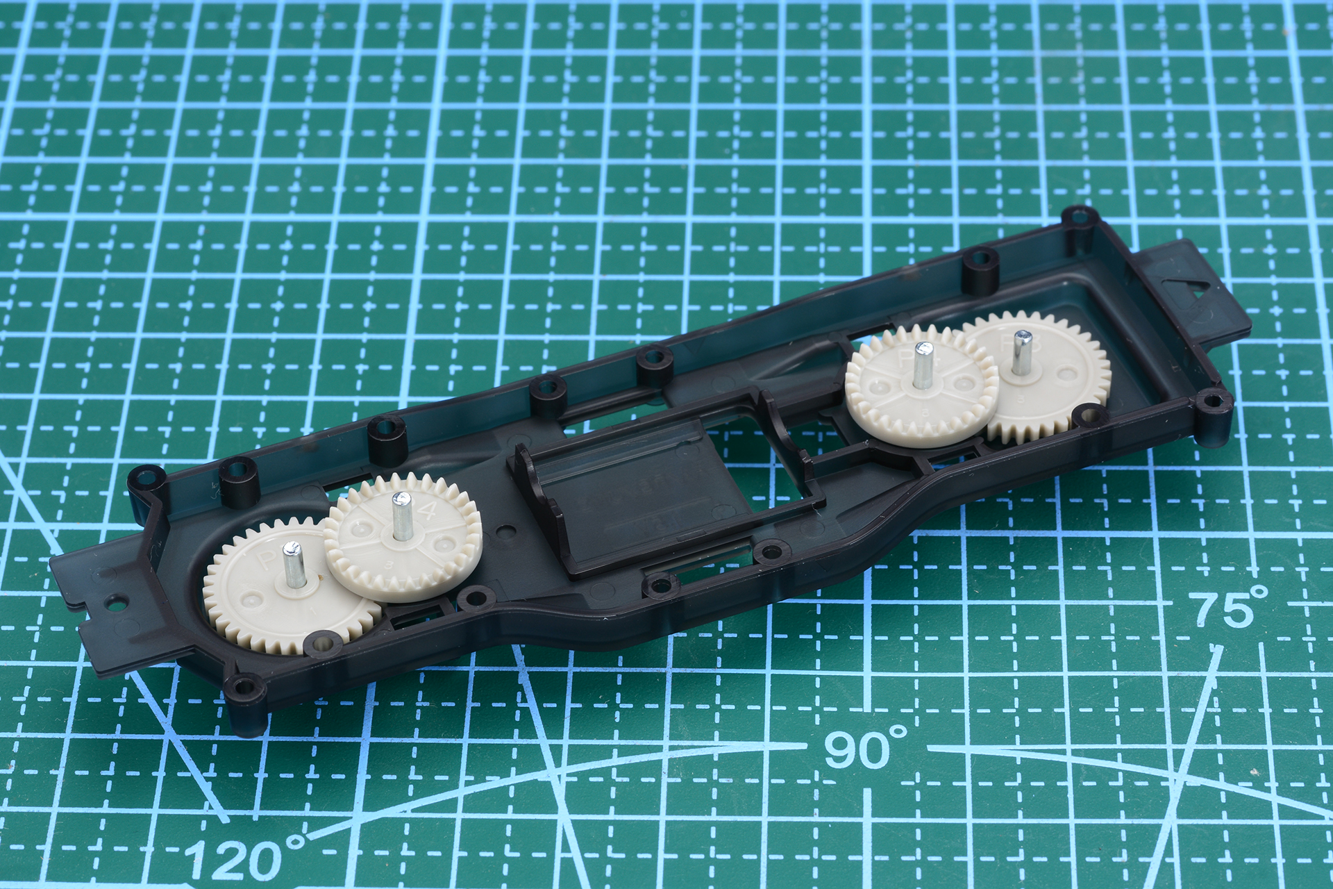 シャーシにギヤを取り付けていく。ギヤには文字彫刻がされているので間違わない